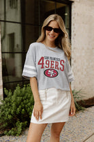 SAN FRANCISCO 49ERS GRIDIRON GLAM SHORT SLEEVE CROP TEE WITH SPORT STRIPE DETAIL