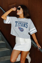 TENNESSEE TITANS GRIDIRON GLAM SHORT SLEEVE CROP TEE WITH SPORT STRIPE DETAIL