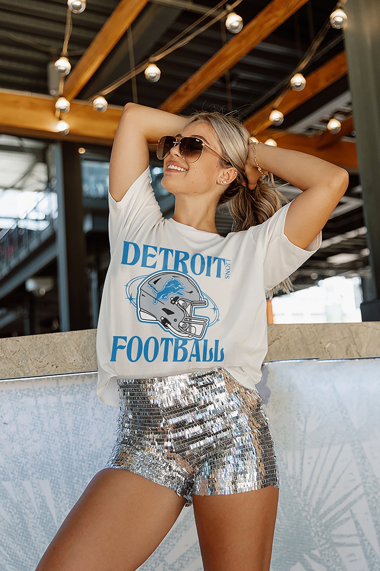 DETROIT LIONS GRIDIRON GLAM SHORT SLEEVE CROP TEE WITH SPORT STRIPE DETAIL