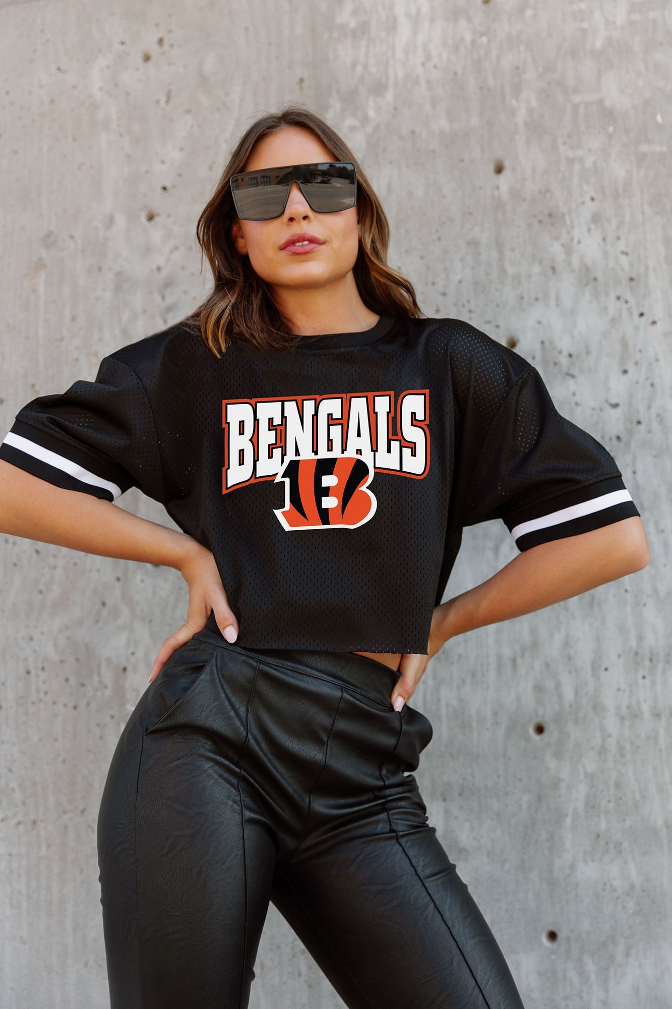 CINCINNATI BENGALS AUTOMATIC DOWN LIGHTWEIGHT SPORTY TOP WITH STRIPED SLEEVE DETAIL