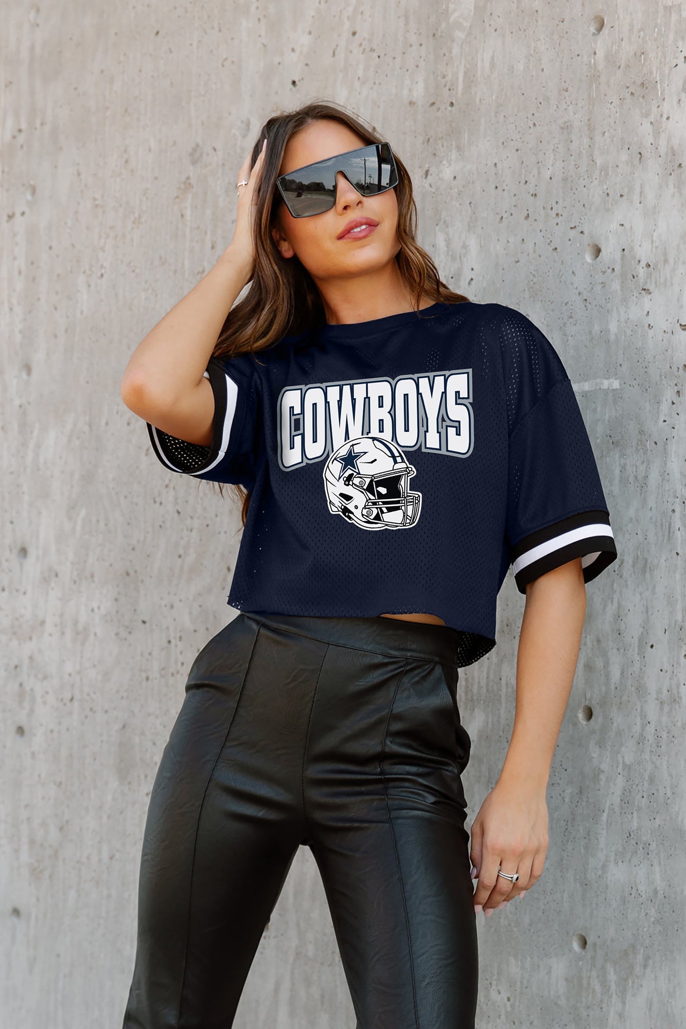 DALLAS COWBOYS ELITE ELEGANCE STUDDED SLEEVE DETAIL MODERATE LENGTH SHORT  SLEEVE CROPPED TEE