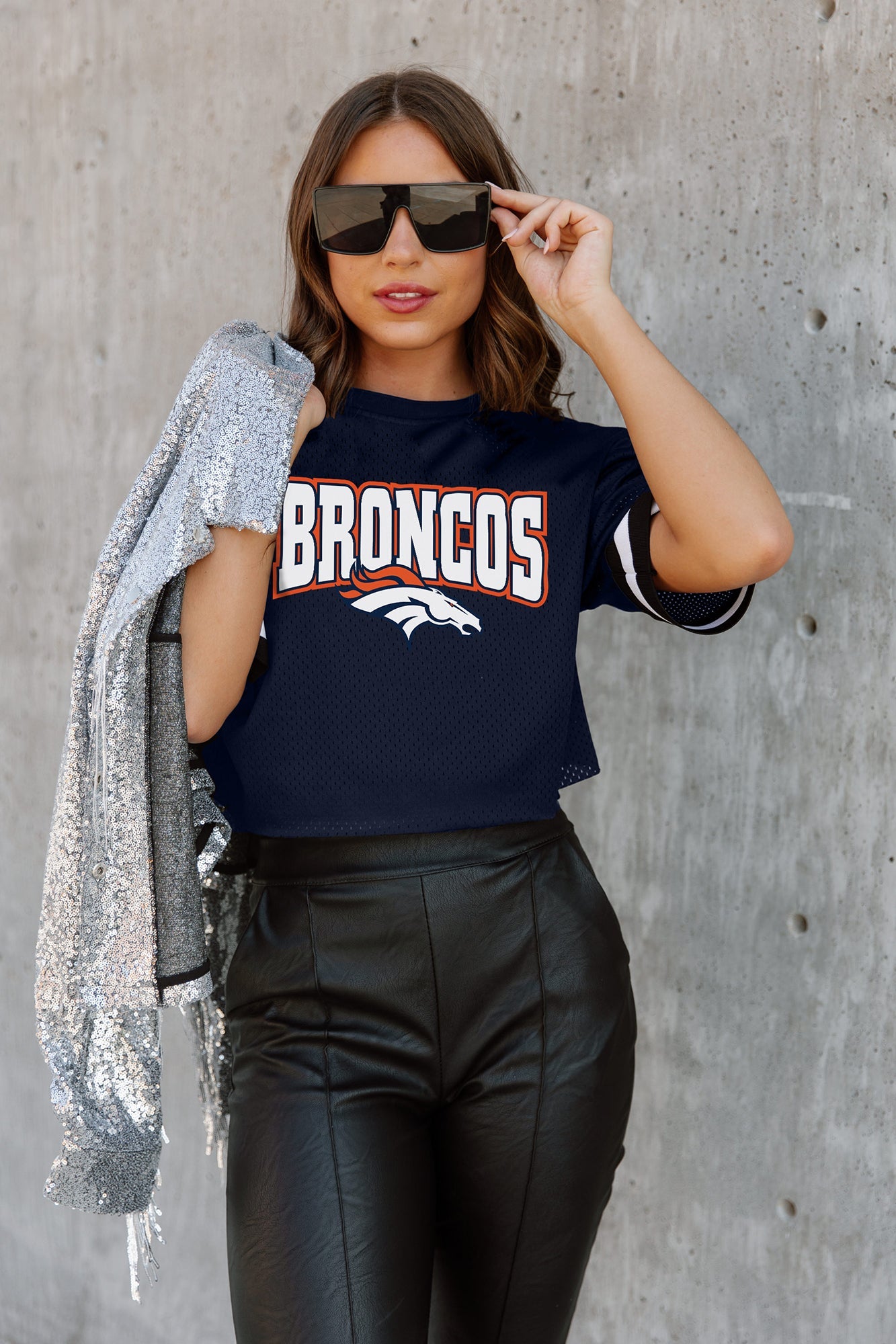 DENVER BRONCOS GL SHORT SLEEVE TOP WITH LINED FLIP-SEQUIN SLEEVE