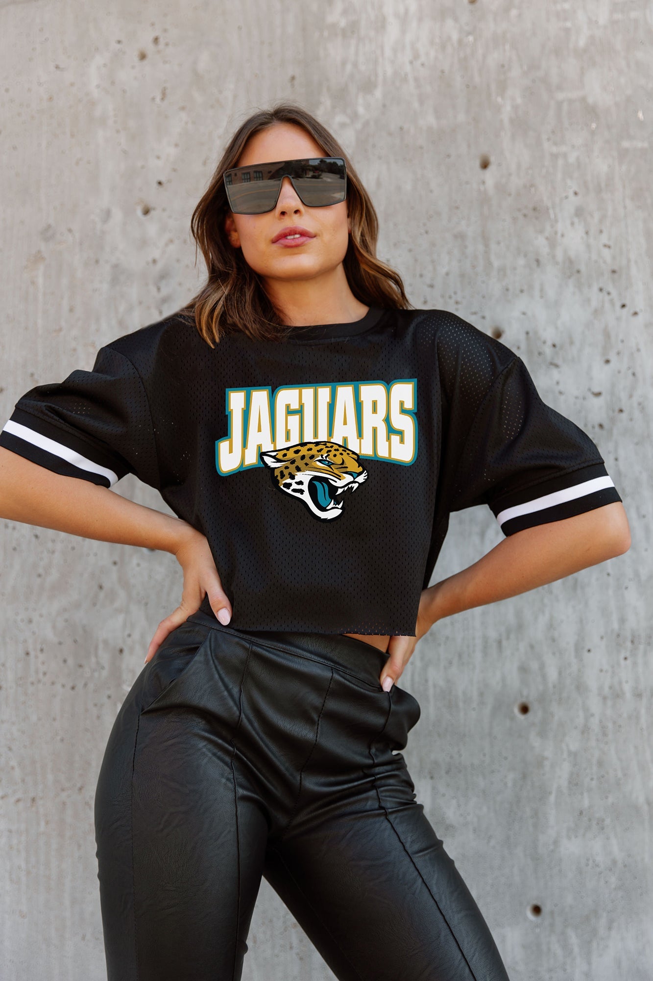 JACKSONVILLE JAGUARS AUTOMATIC DOWN LIGHTWEIGHT SPORTY TOP WITH STRIPED SLEEVE DETAIL