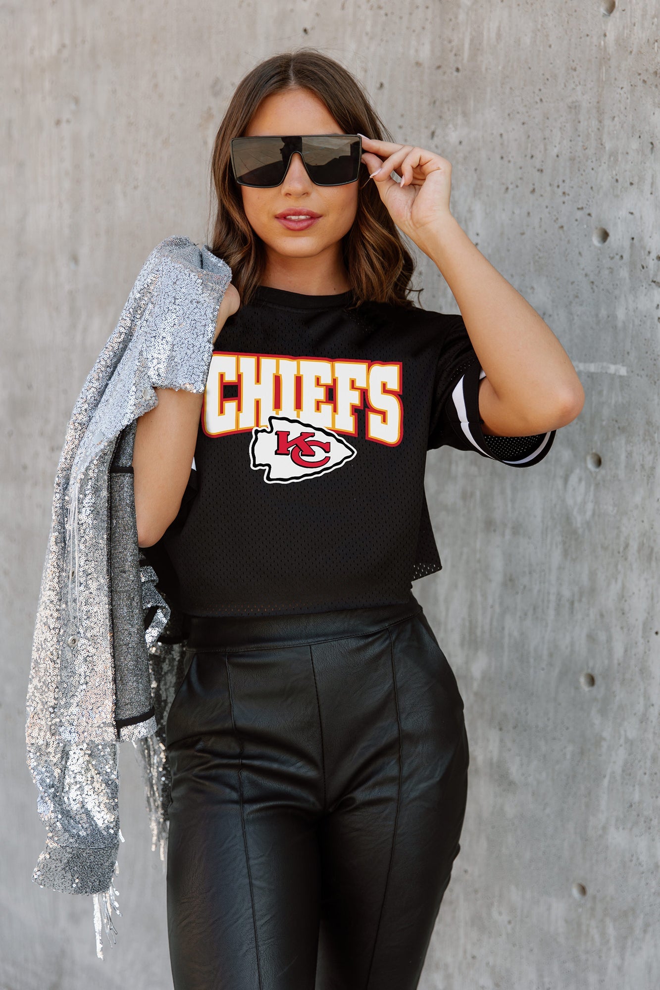 KANSAS CITY CHIEFS AUTOMATIC DOWN LIGHTWEIGHT SPORTY TOP WITH STRIPED SLEEVE DETAIL