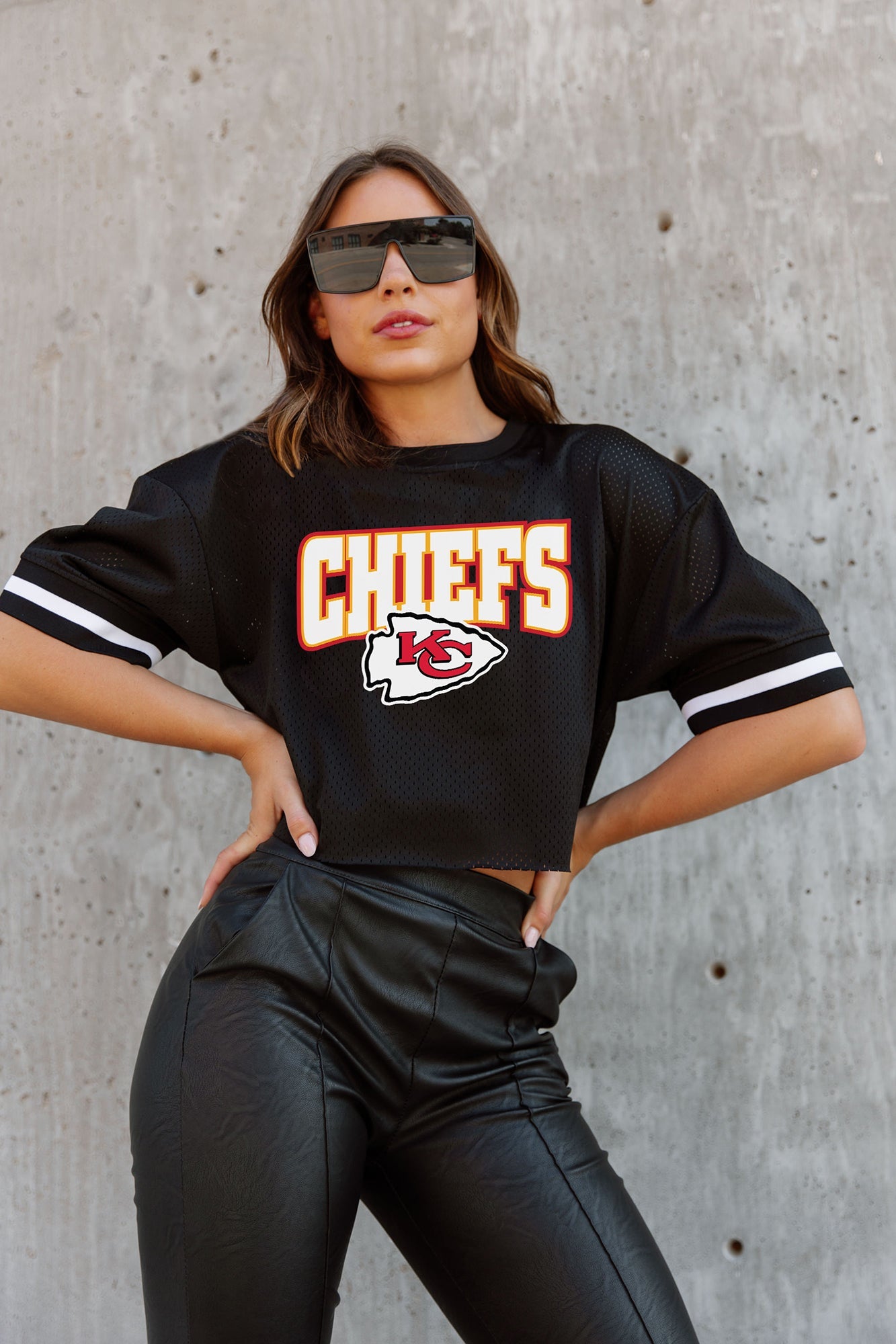 KANSAS CITY CHIEFS AUTOMATIC DOWN LIGHTWEIGHT SPORTY TOP WITH STRIPED SLEEVE DETAIL