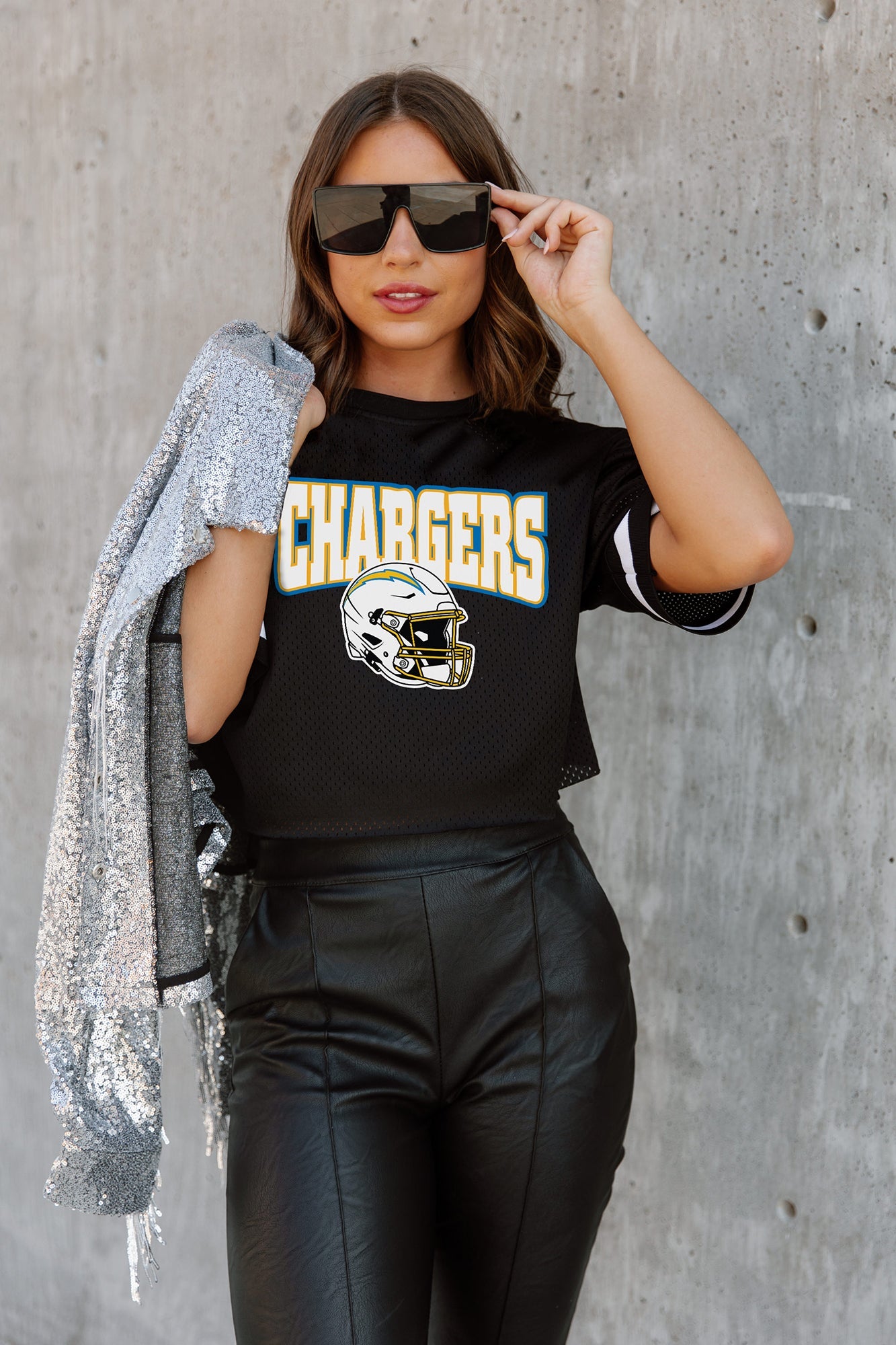 LOS ANGELES CHARGERS AUTOMATIC DOWN LIGHTWEIGHT SPORTY TOP WITH STRIPED SLEEVE DETAIL