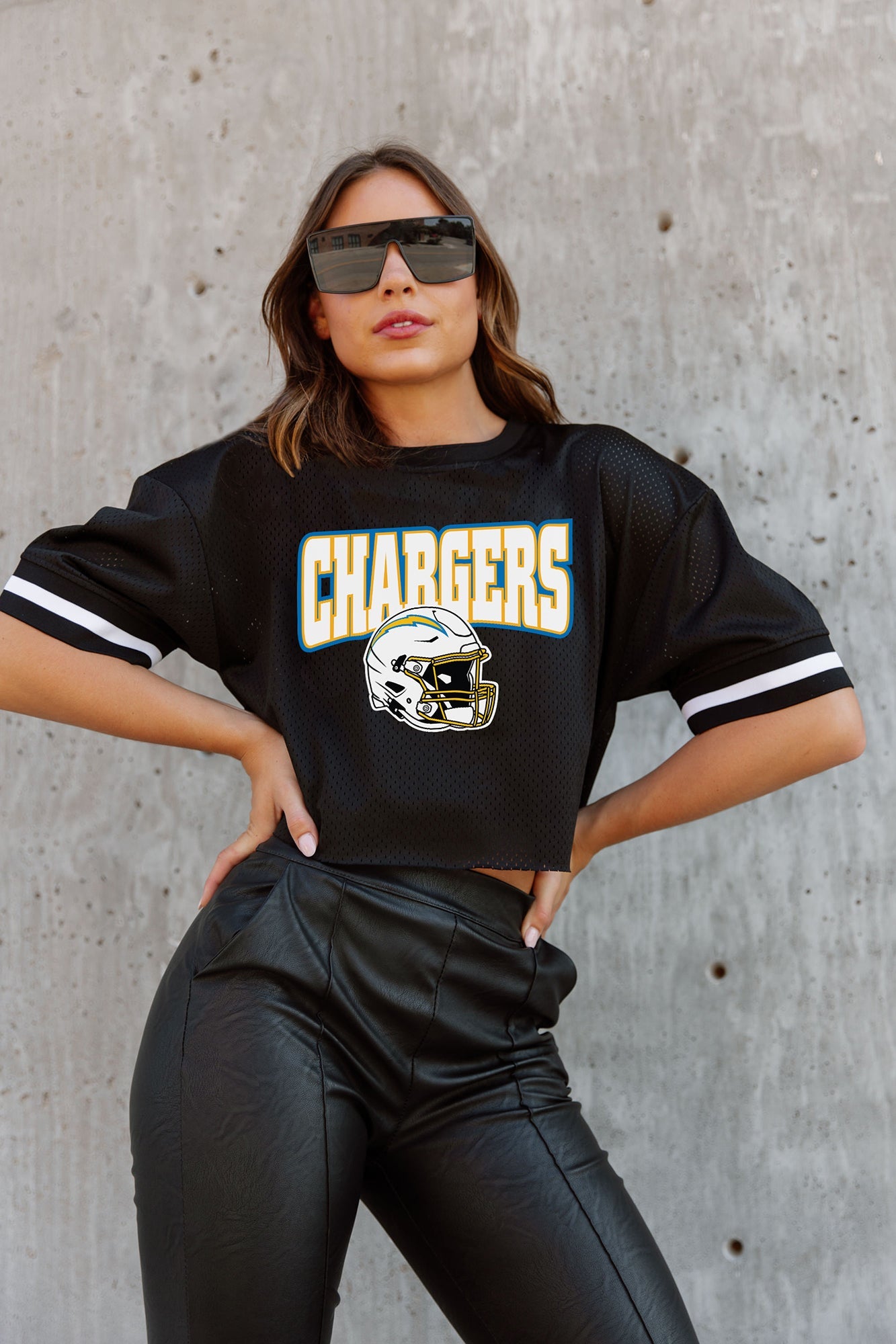 LOS ANGELES CHARGERS AUTOMATIC DOWN LIGHTWEIGHT SPORTY TOP WITH STRIPED SLEEVE DETAIL