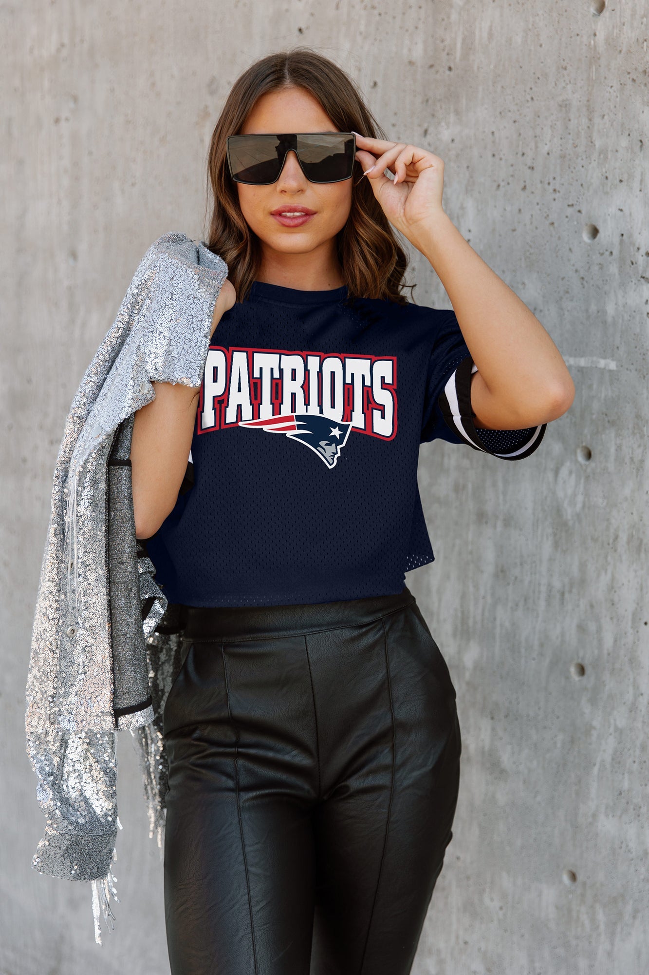 NEW ENGLAND PATRIOTS AUTOMATIC DOWN LIGHTWEIGHT SPORTY TOP WITH STRIPED SLEEVE DETAIL