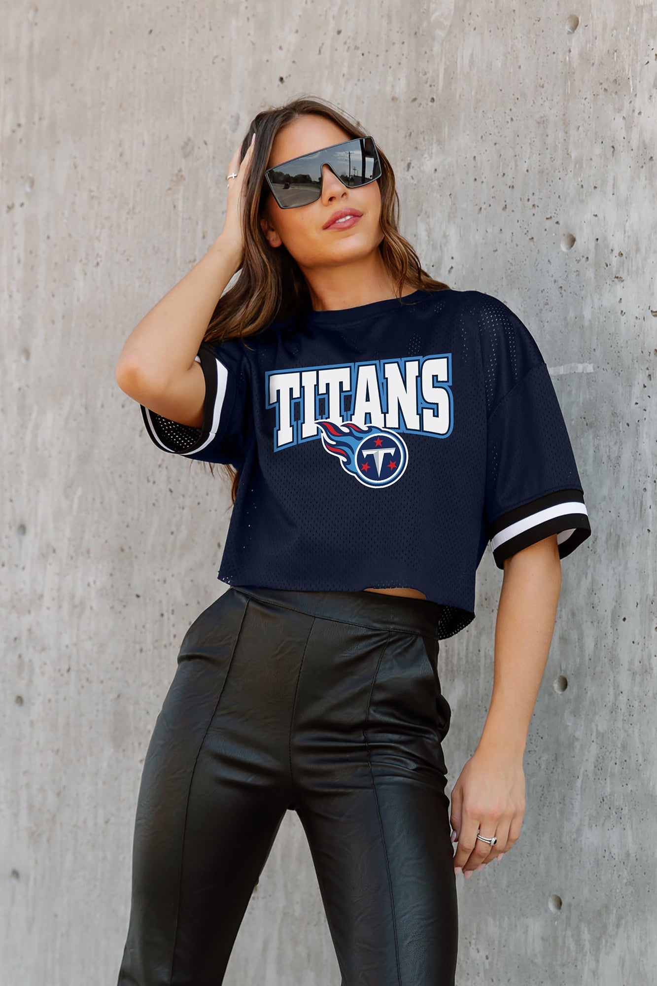 TENNESSEE TITANS GRIDIRON GLAM SHORT SLEEVE CROP TEE WITH SPORT STRIPE  DETAIL