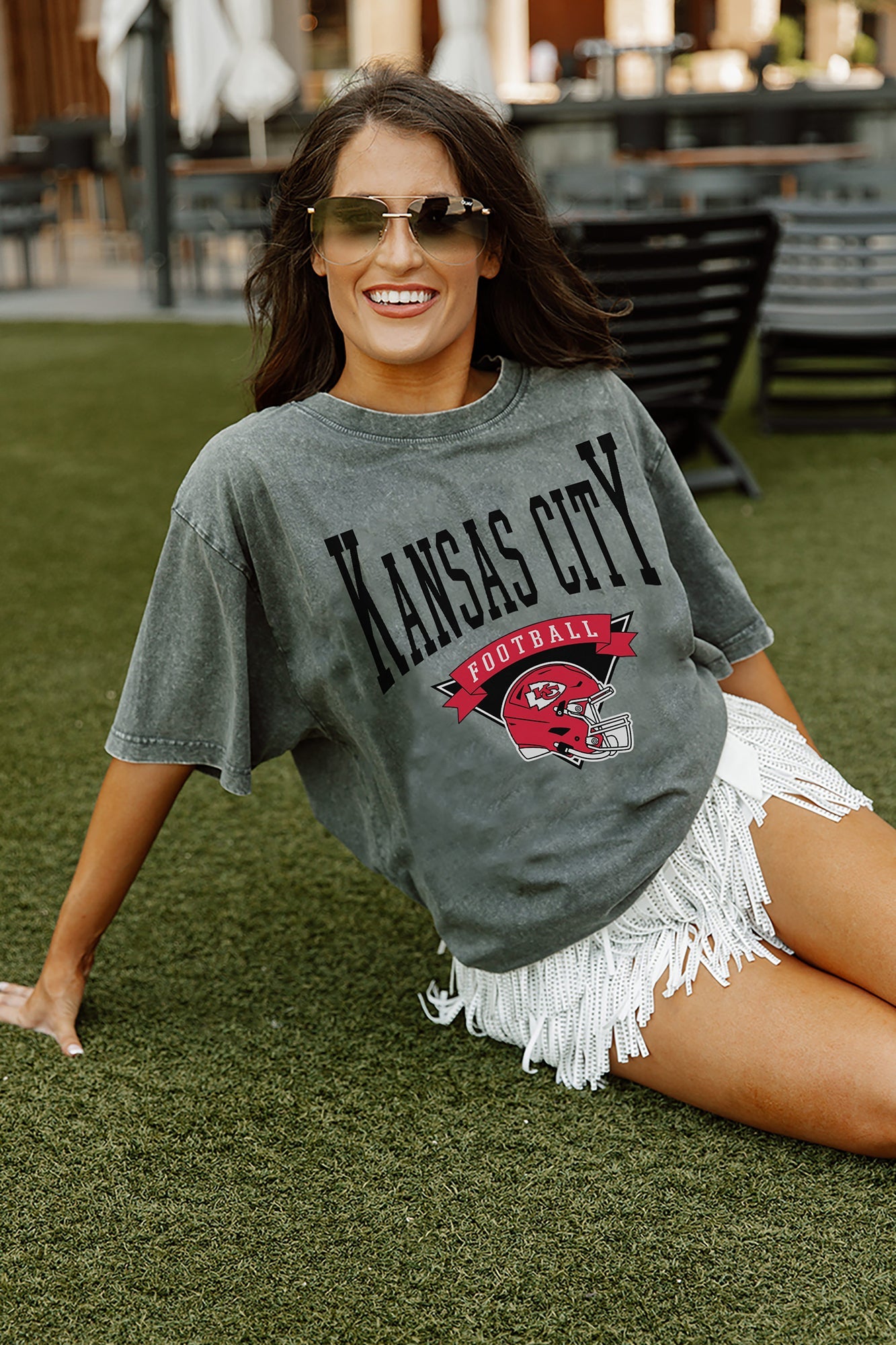 KANSAS CITY CHIEFS GLADIATOR STUDDED SLEEVE DETAIL MODERATE LENGTH SHORT  SLEEVE CROPPED TEE