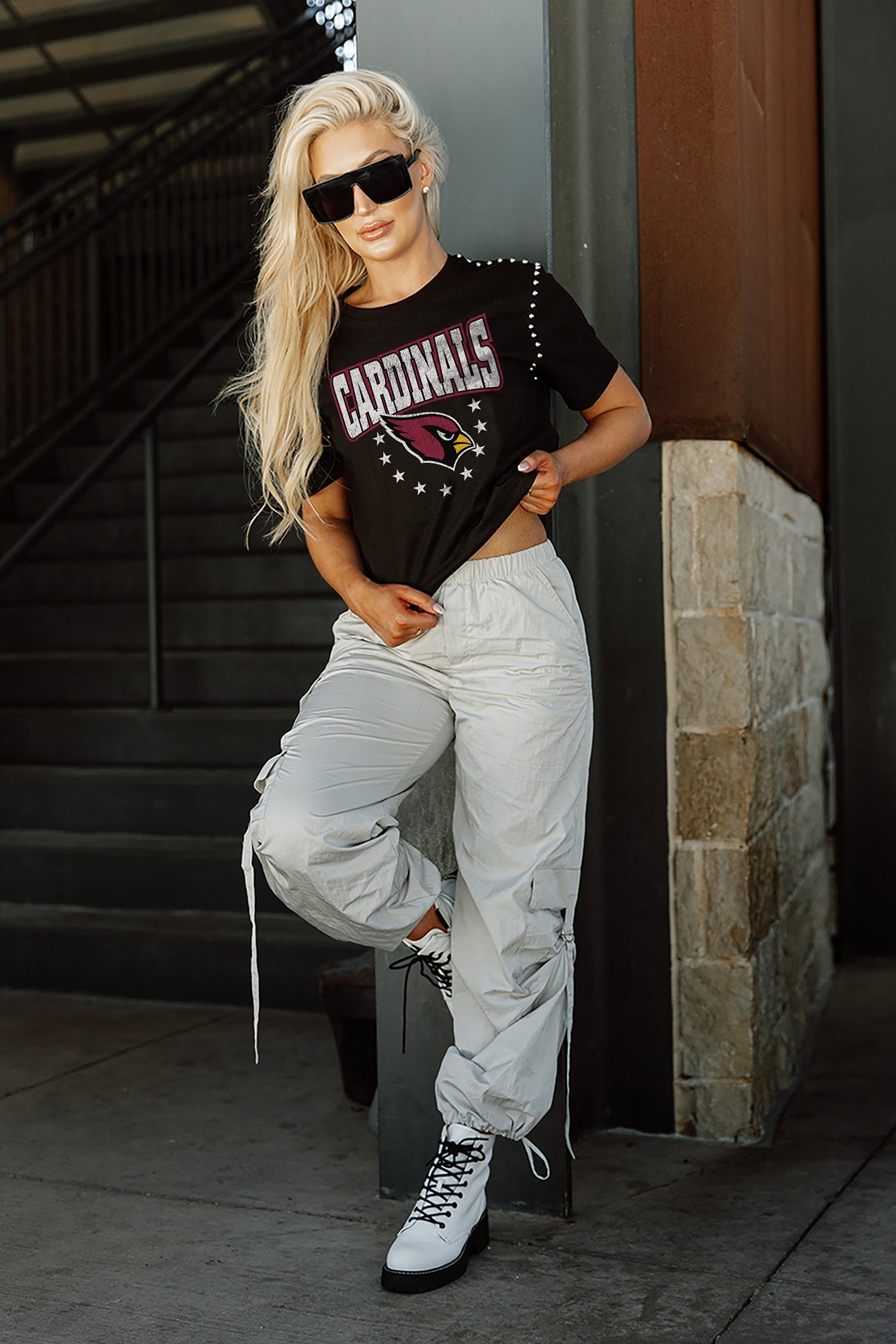 ARIZONA CARDINALS GLADIATOR STUDDED SLEEVE DETAIL MODERATE LENGTH SHORT SLEEVE CROPPED TEE