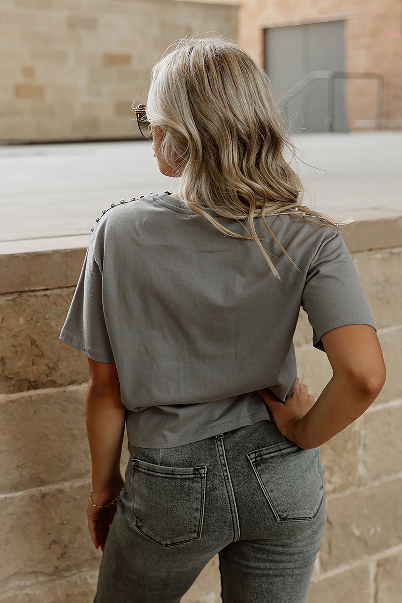 BUFFALO BILLS ELITE ELEGANCE STUDDED SLEEVE DETAIL MODERATE LENGTH SHORT SLEEVE CROPPED TEE