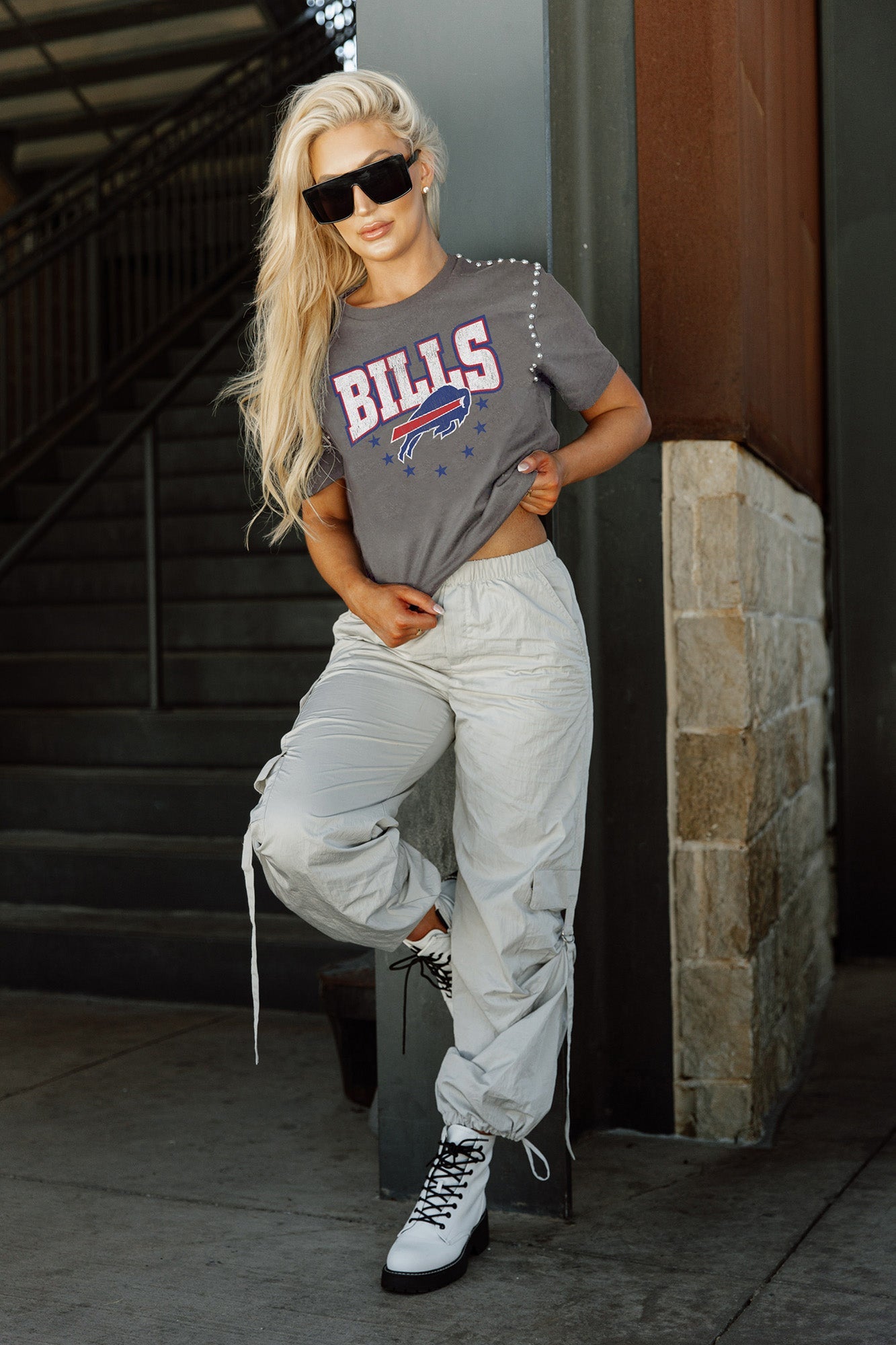 BUFFALO BILLS GLADIATOR STUDDED SLEEVE DETAIL MODERATE LENGTH SHORT SLEEVE CROPPED TEE