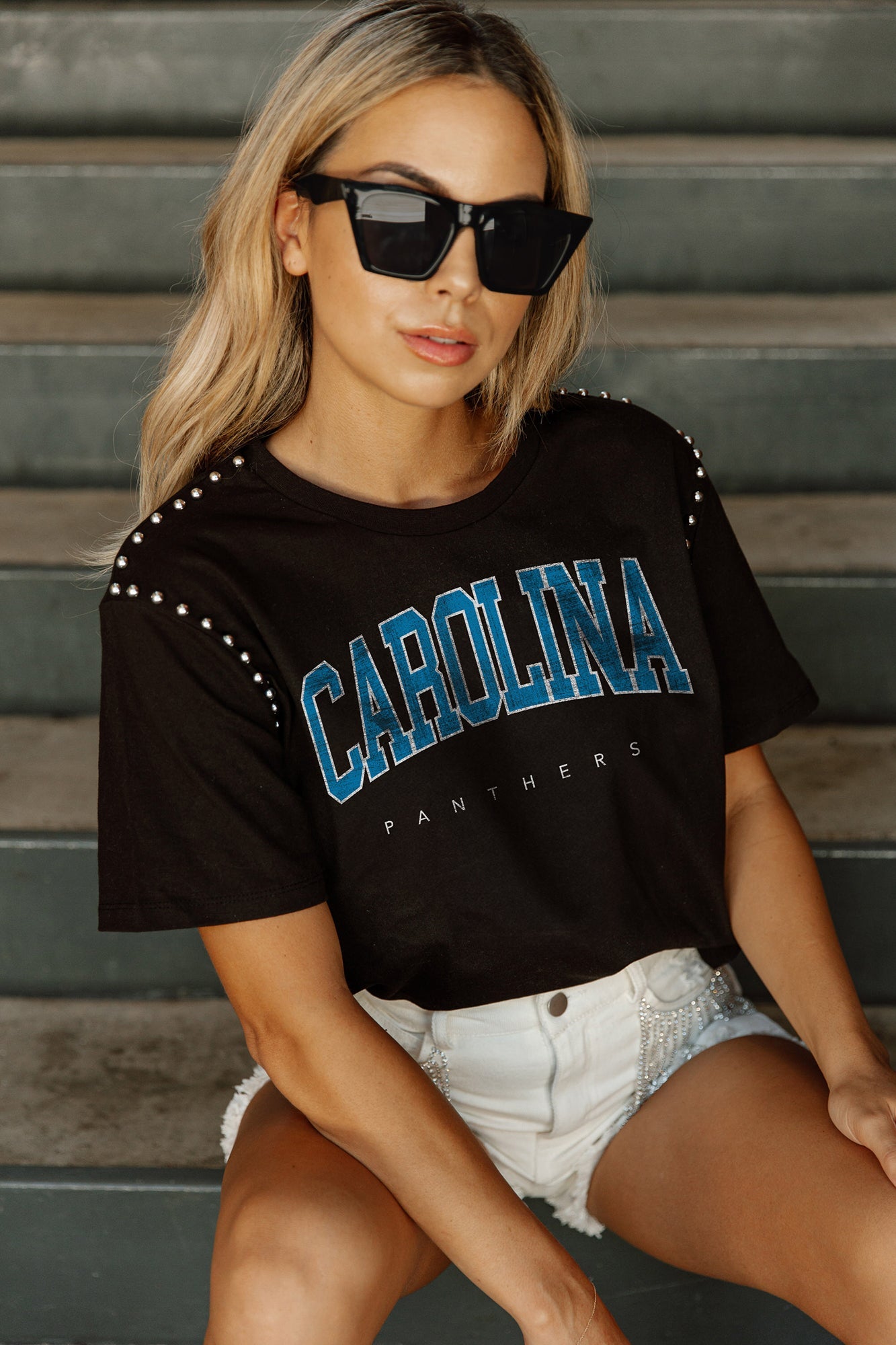 CAROLINA PANTHERS GRIDIRON GLAM SHORT SLEEVE CROP TEE WITH SPORT STRIPE  DETAIL