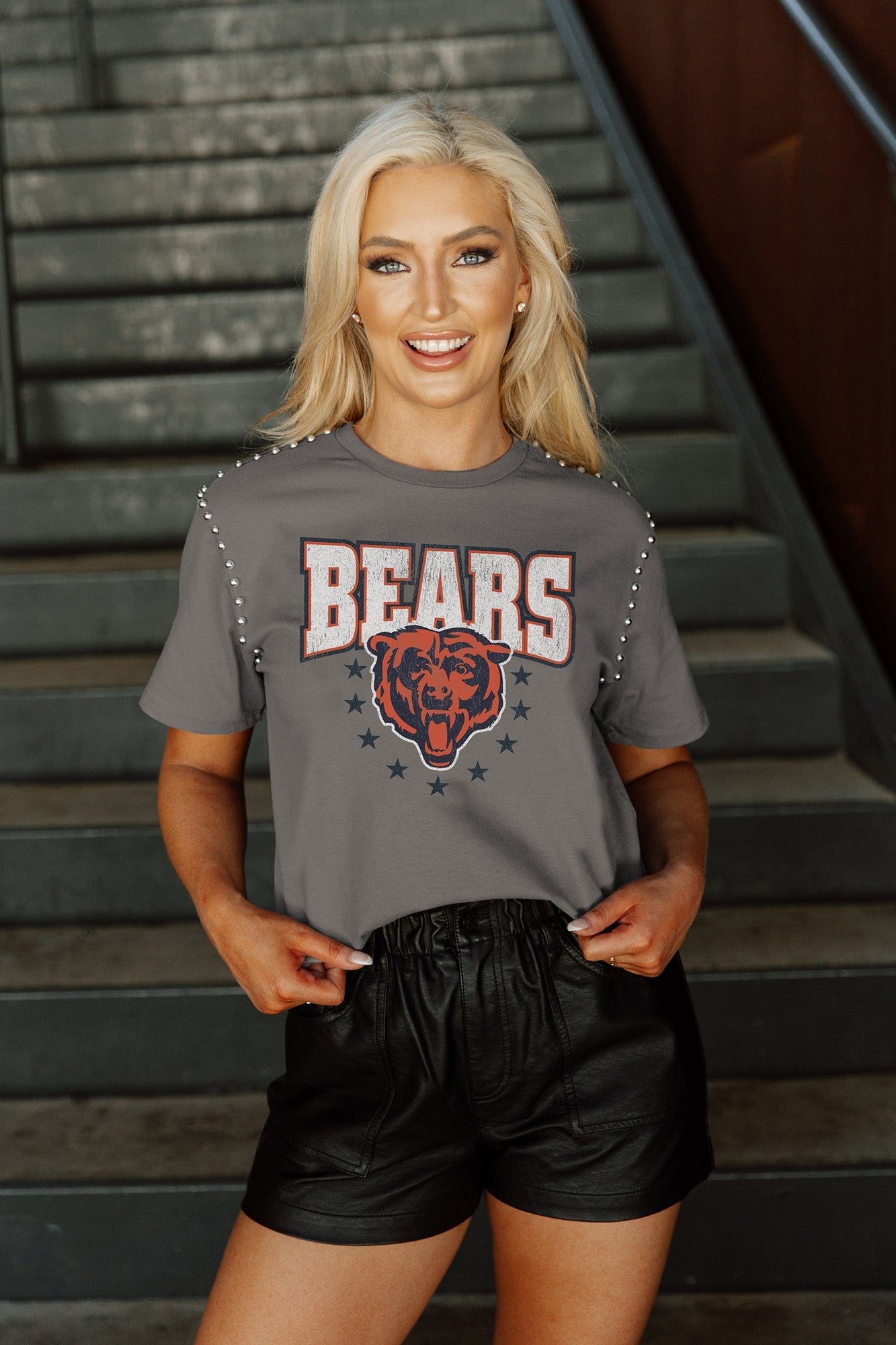 CHICAGO BEARS GLADIATOR STUDDED SLEEVE DETAIL MODERATE LENGTH SHORT SLEEVE CROPPED TEE