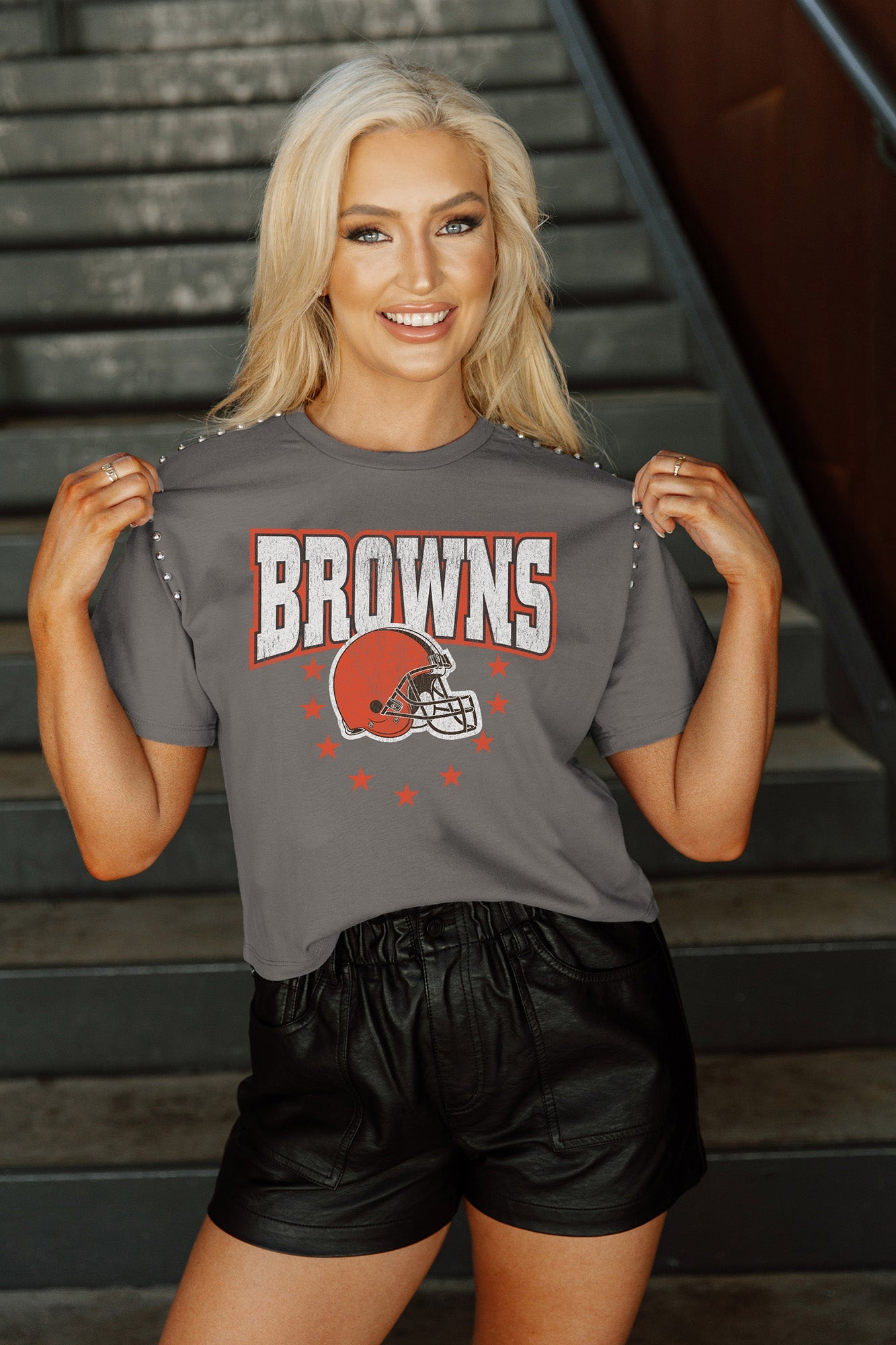 CLEVELAND BROWNS GRIDIRON GLAM SHORT SLEEVE CROP TEE WITH SPORT STRIPE  DETAIL