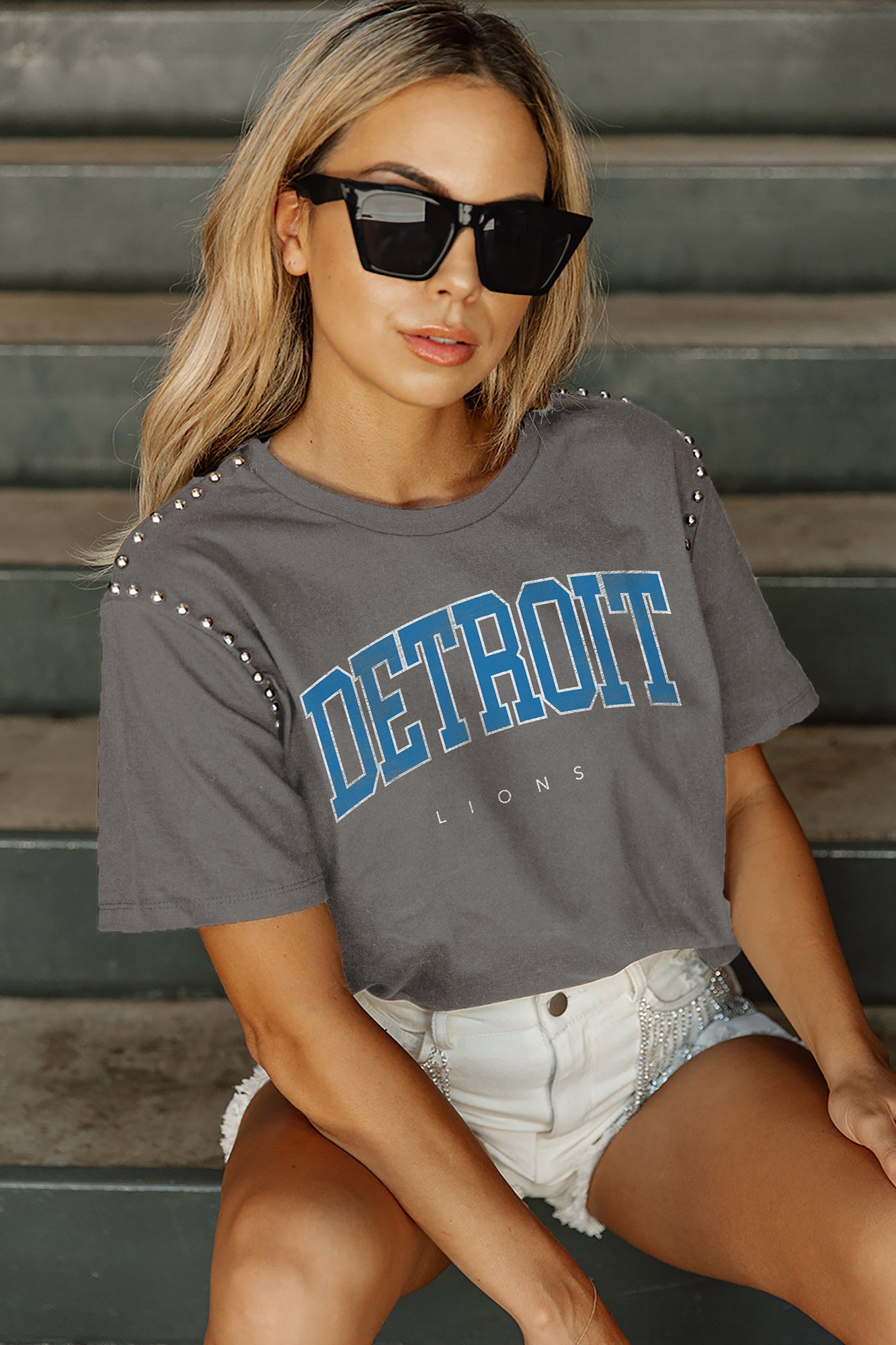 DETROIT LIONS ELITE ELEGANCE STUDDED SLEEVE DETAIL MODERATE LENGTH SHORT SLEEVE CROPPED TEE