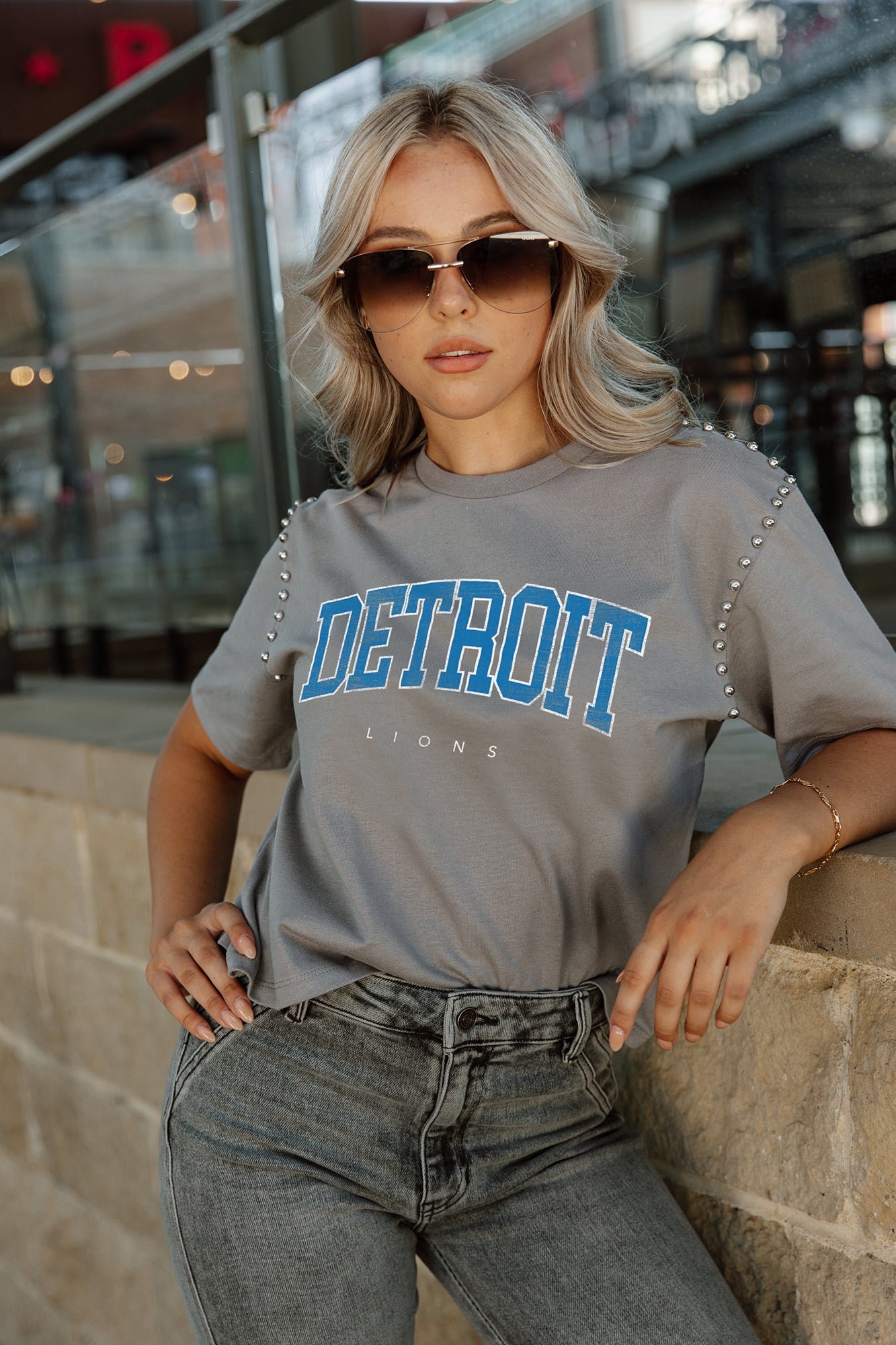 DETROIT LIONS ELITE ELEGANCE STUDDED SLEEVE DETAIL MODERATE LENGTH SHORT SLEEVE CROPPED TEE