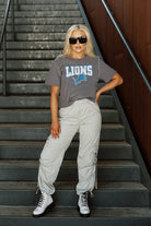 DETROIT LIONS GLADIATOR STUDDED SLEEVE DETAIL MODERATE LENGTH SHORT SLEEVE CROPPED TEE