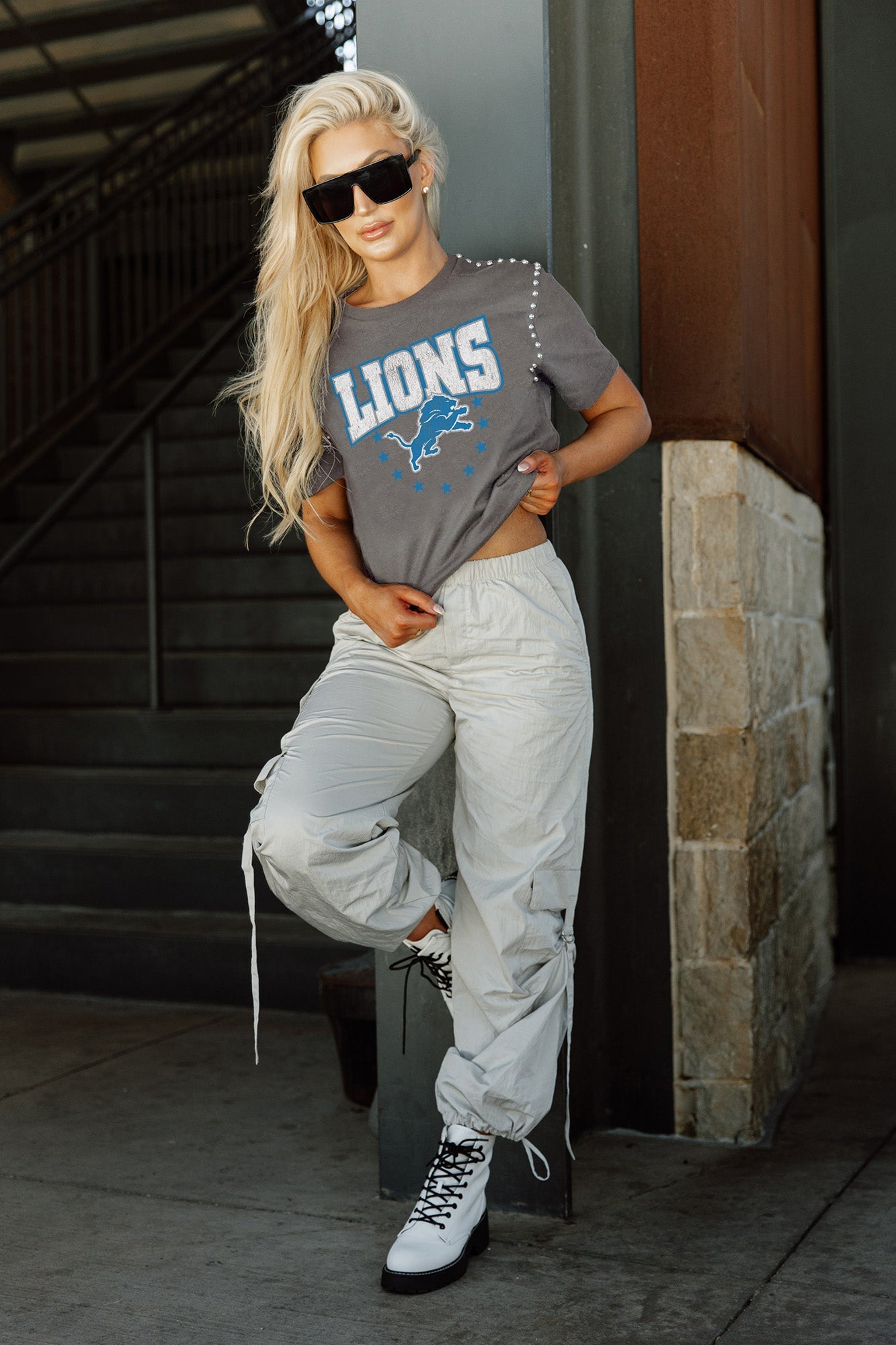 DETROIT LIONS GRIDIRON GLAM SHORT SLEEVE CROP TEE WITH SPORT STRIPE DETAIL