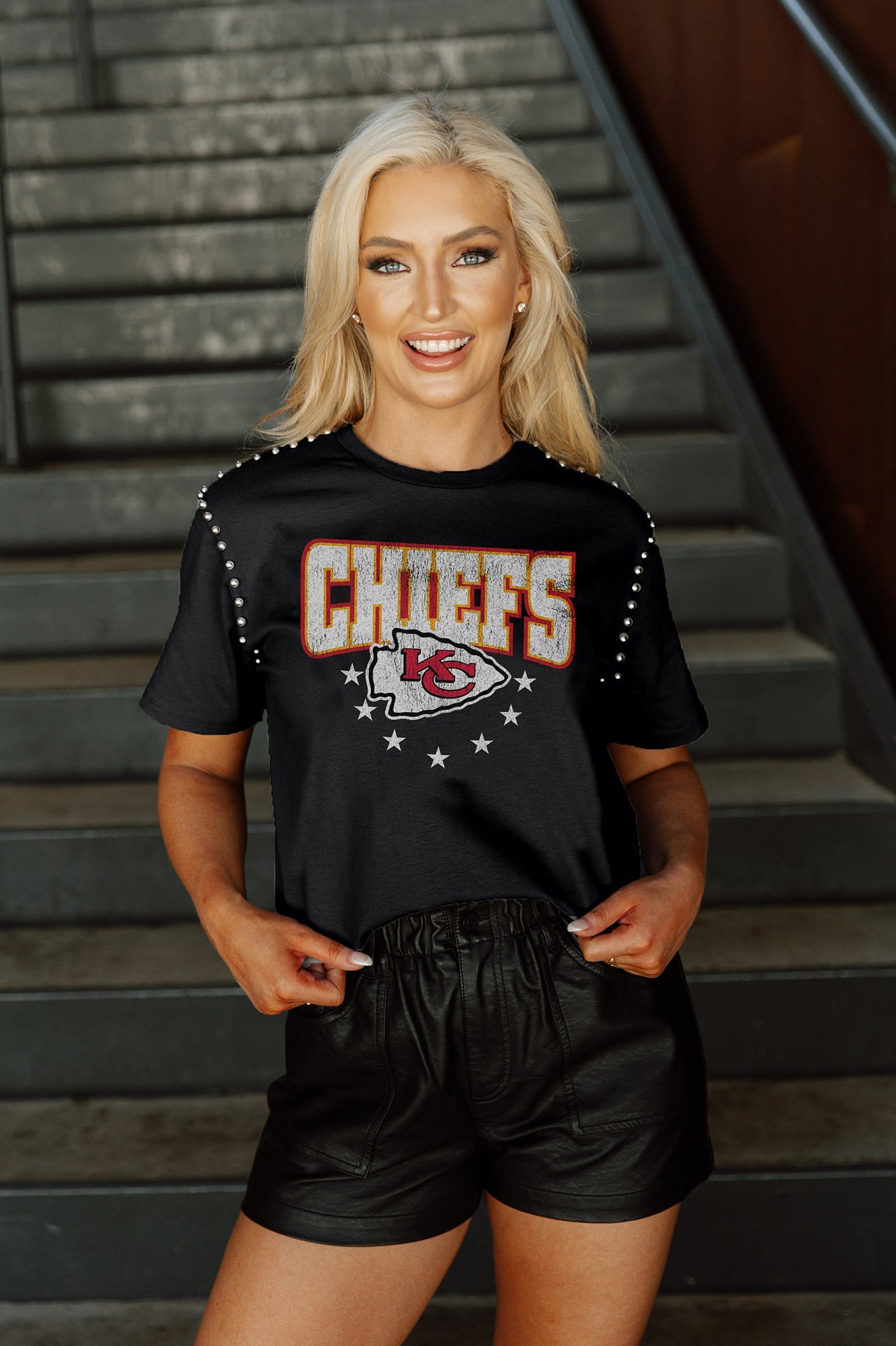 KANSAS CITY CHIEFS GLADIATOR STUDDED SLEEVE DETAIL MODERATE LENGTH SHORT SLEEVE CROPPED TEE