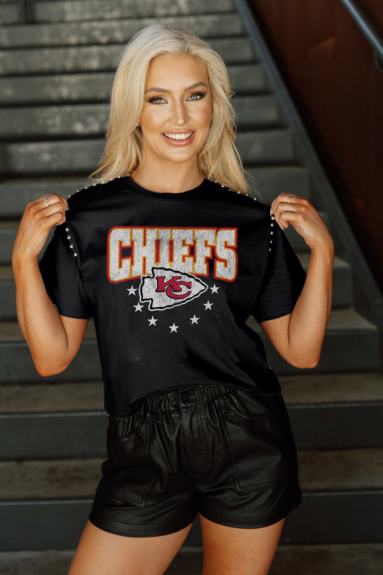 KANSAS CITY CHIEFS GLADIATOR STUDDED SLEEVE DETAIL MODERATE LENGTH SHORT SLEEVE CROPPED TEE