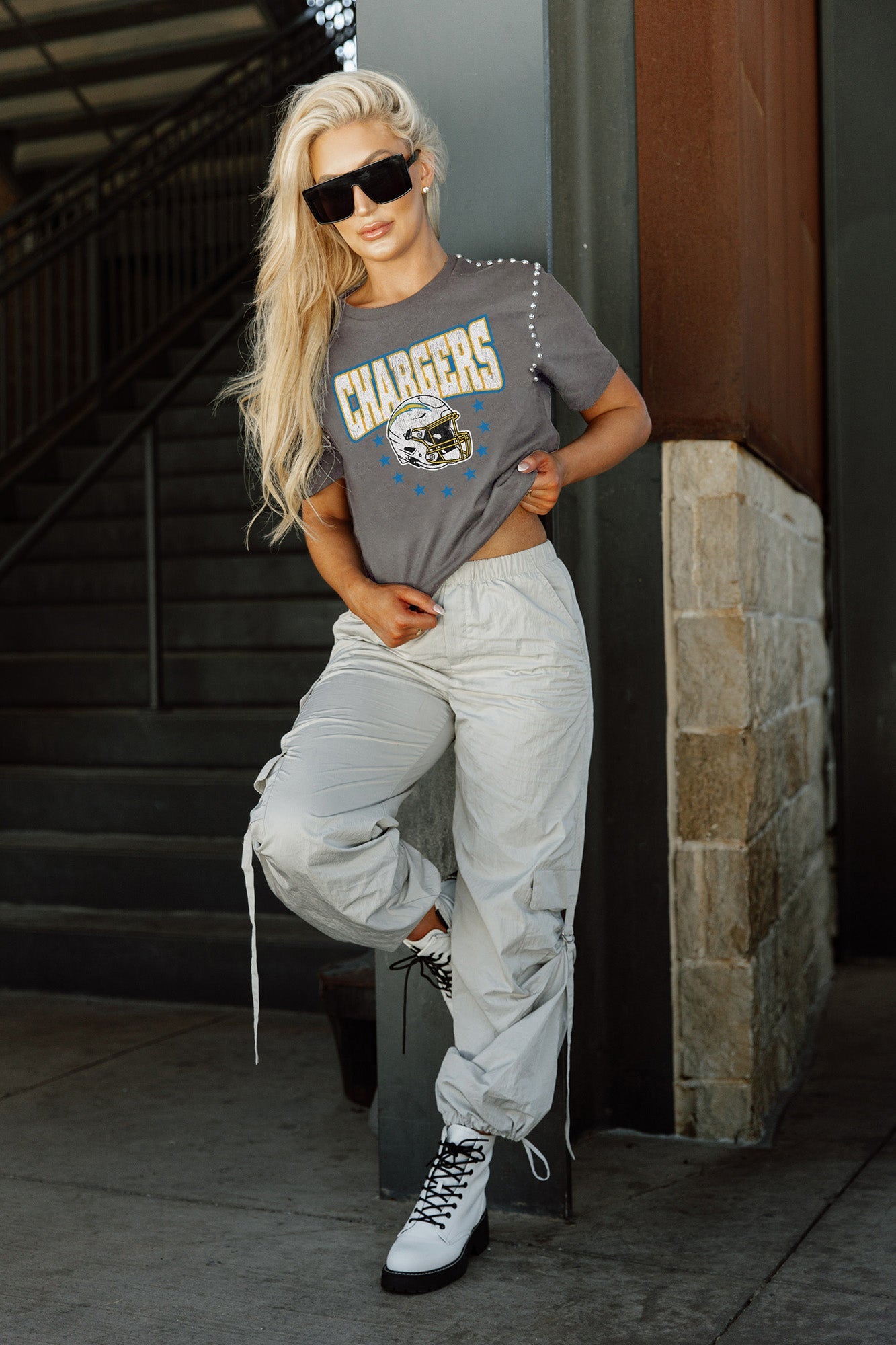 LOS ANGELES CHARGERS GRIDIRON GLAM SHORT SLEEVE CROP TEE WITH SPORT STRIPE  DETAIL