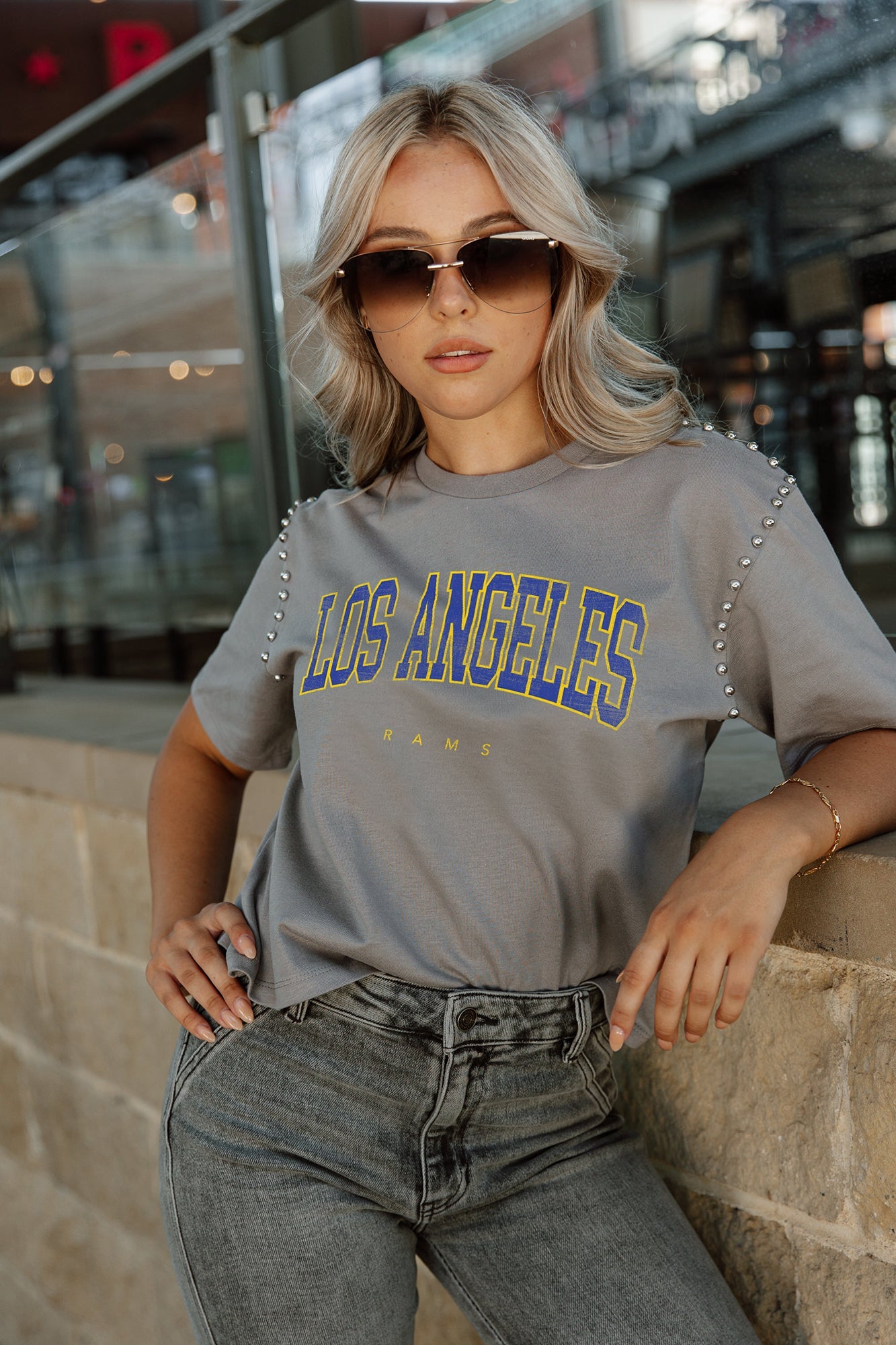 LOS ANGELES RAMS GLADIATOR STUDDED SLEEVE DETAIL MODERATE LENGTH SHORT  SLEEVE CROPPED TEE