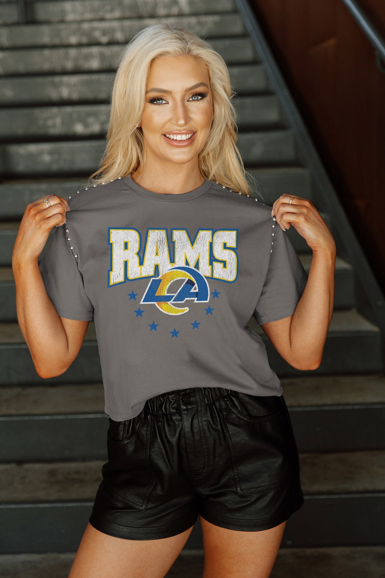 LOS ANGELES RAMS GLADIATOR STUDDED SLEEVE DETAIL MODERATE LENGTH SHORT SLEEVE CROPPED TEE