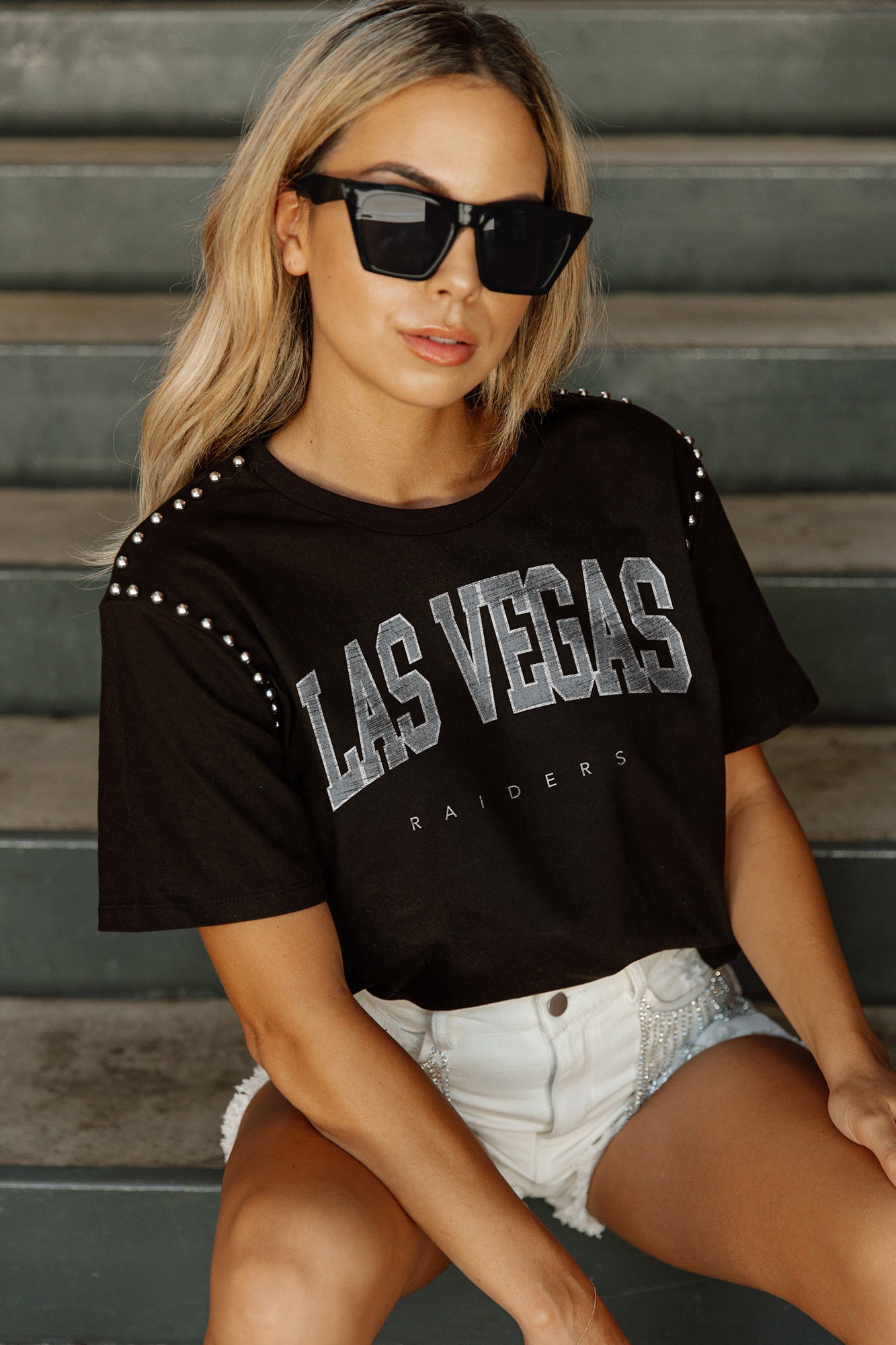 LAS VEGAS RAIDERS ELITE ELEGANCE STUDDED SLEEVE DETAIL MODERATE LENGTH SHORT SLEEVE CROPPED TEE