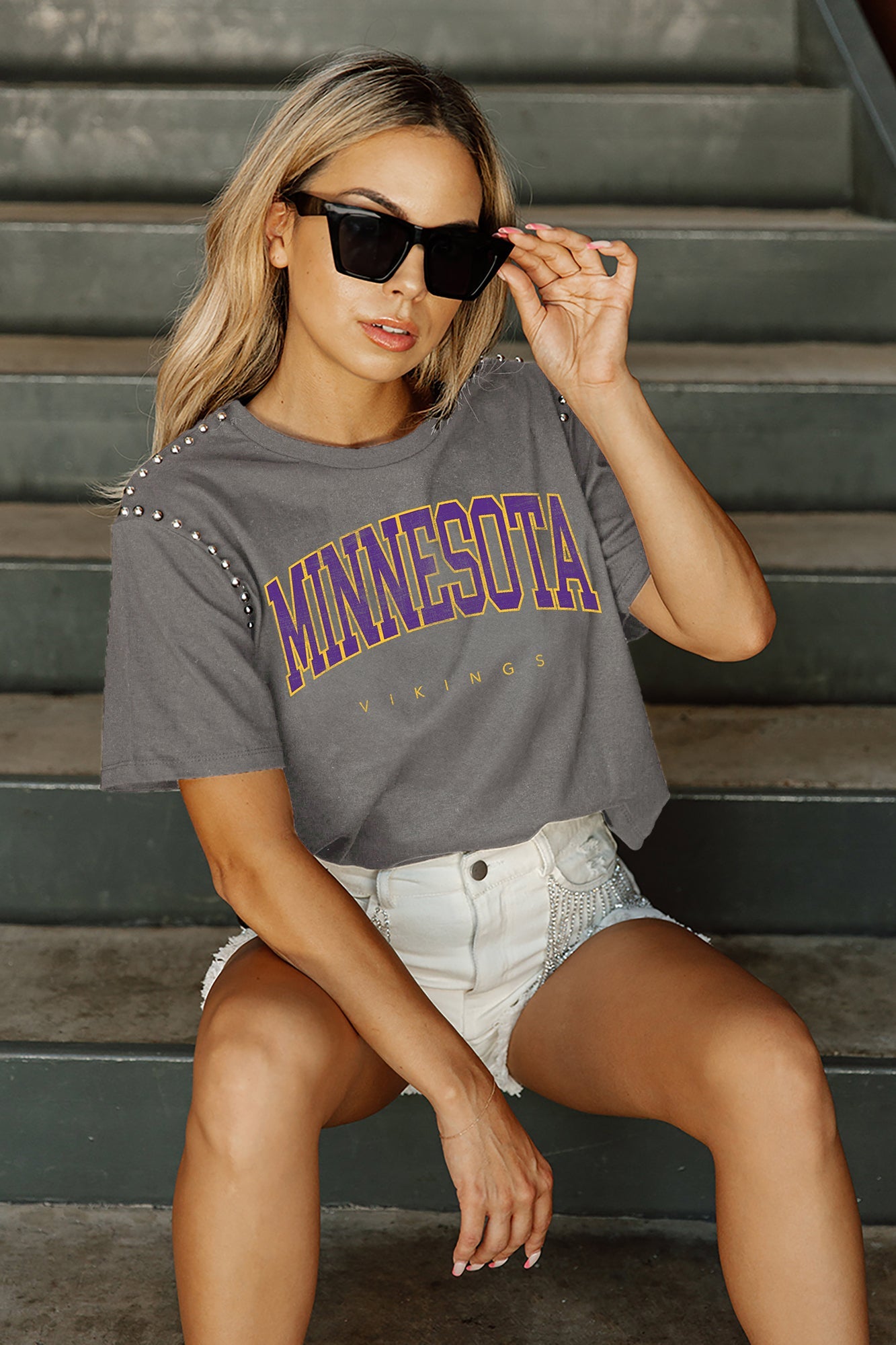 MINNESOTA VIKINGS ELITE ELEGANCE STUDDED SLEEVE DETAIL MODERATE LENGTH SHORT SLEEVE CROPPED TEE