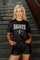 NEW ORLEANS SAINTS GLADIATOR STUDDED SLEEVE DETAIL MODERATE LENGTH SHORT SLEEVE CROPPED TEE