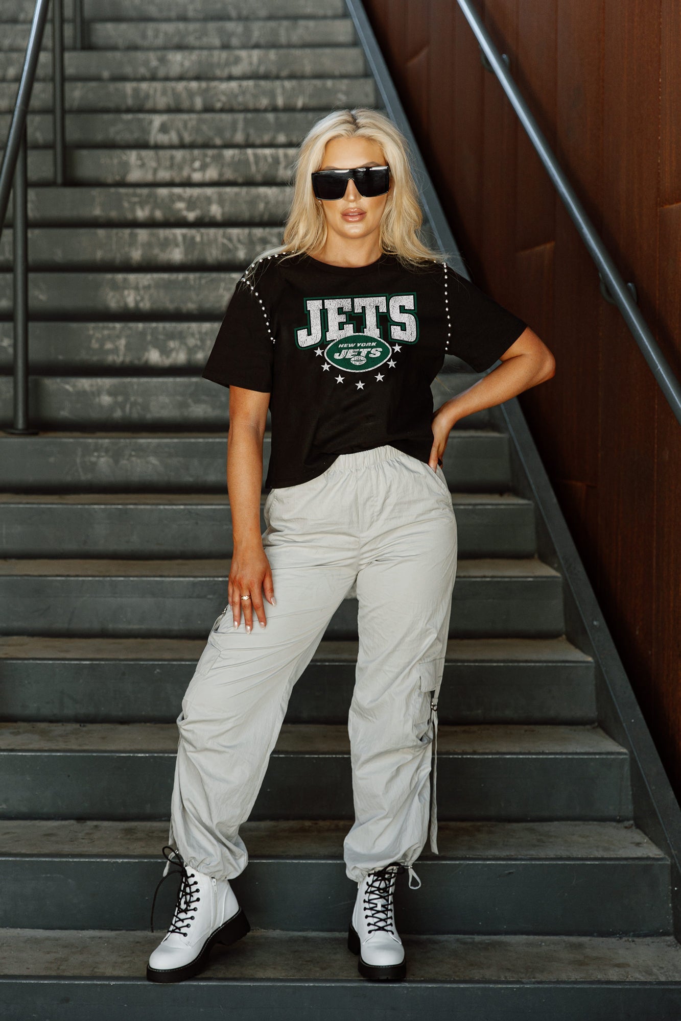 NEW YORK JETS GLADIATOR STUDDED SLEEVE DETAIL MODERATE LENGTH SHORT SLEEVE  CROPPED TEE