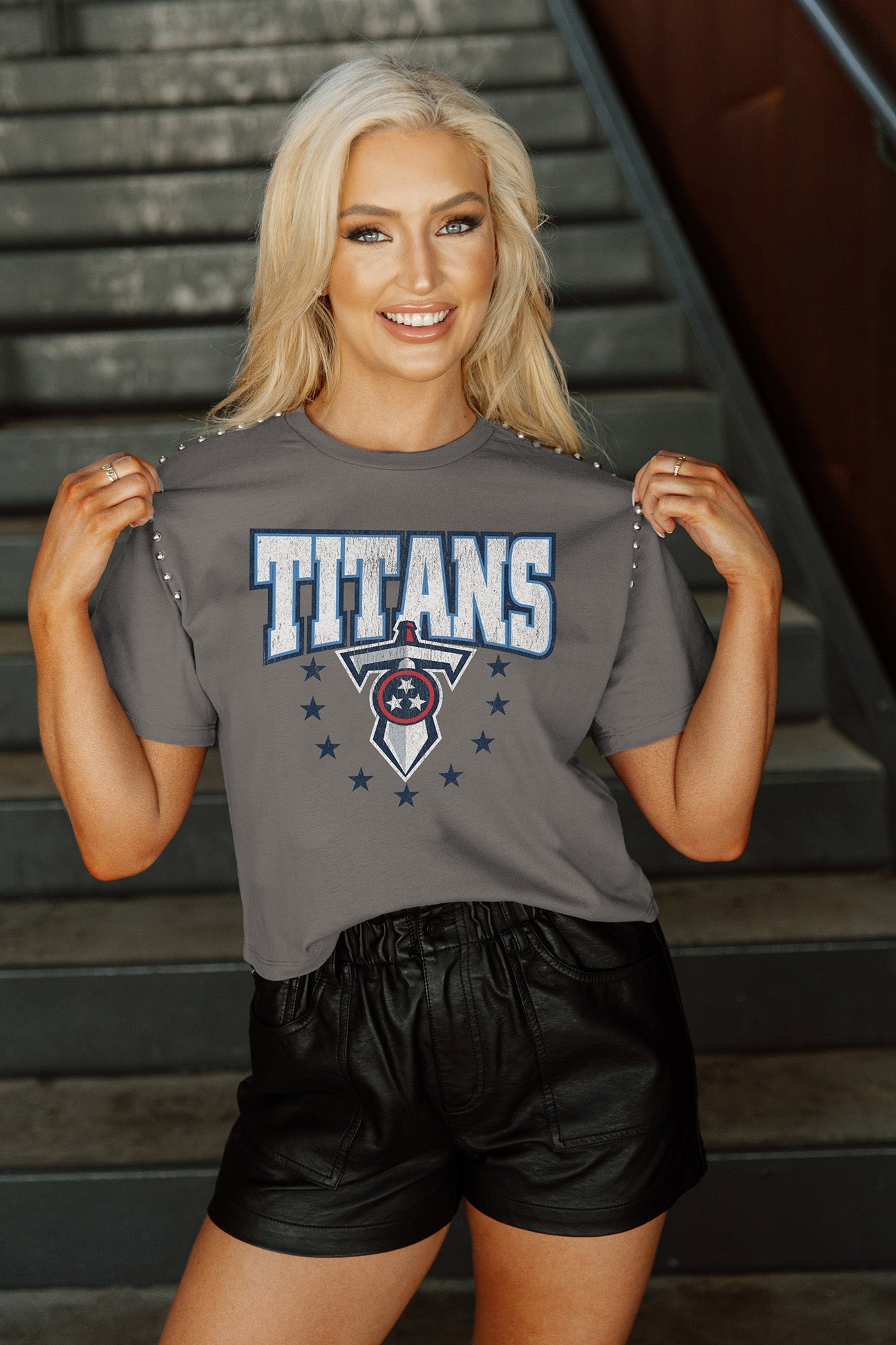 TENNESSEE TITANS GLADIATOR STUDDED SLEEVE DETAIL MODERATE LENGTH SHORT SLEEVE CROPPED TEE