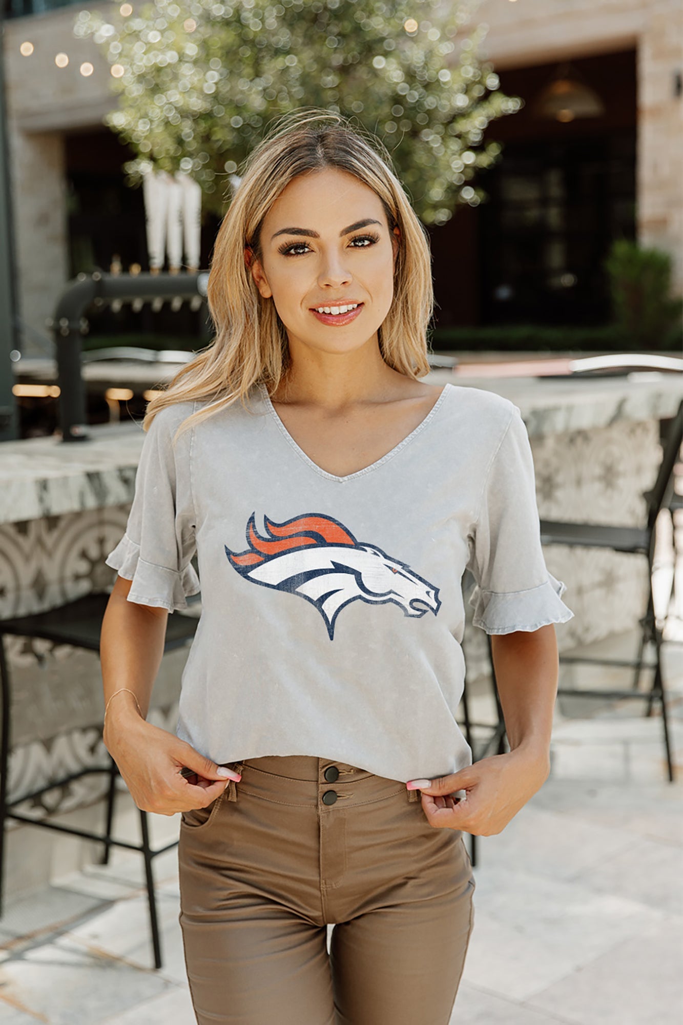 DENVER BRONCOS FIELD FINESSE RELAXED SNOW-WASH SHORT SLEEVE RUFFLE DETAIL  TOP