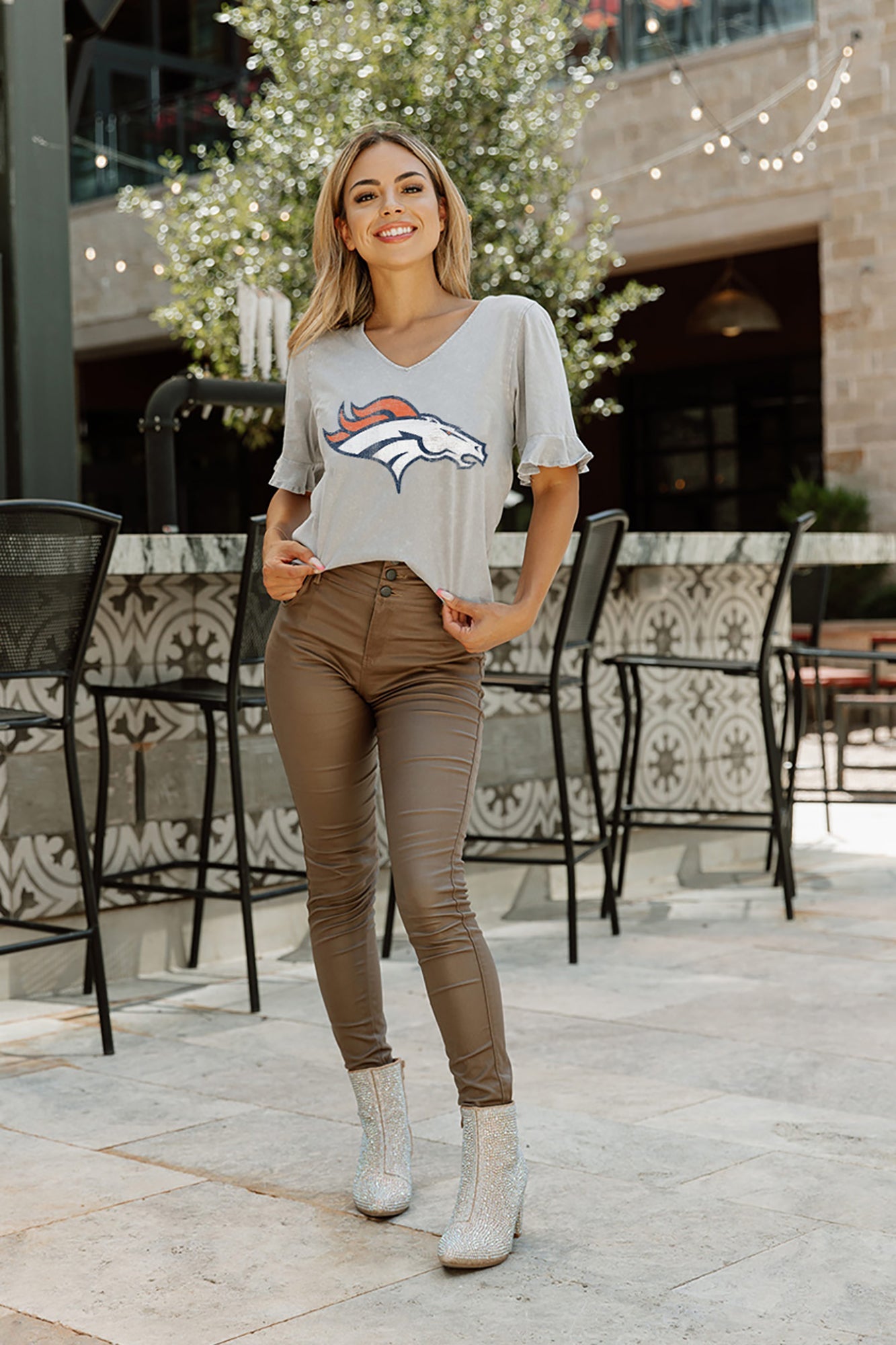 DENVER BRONCOS TACKLE TITAN SHORT SLEEVE BOYFRIEND FIT WASHED TEE