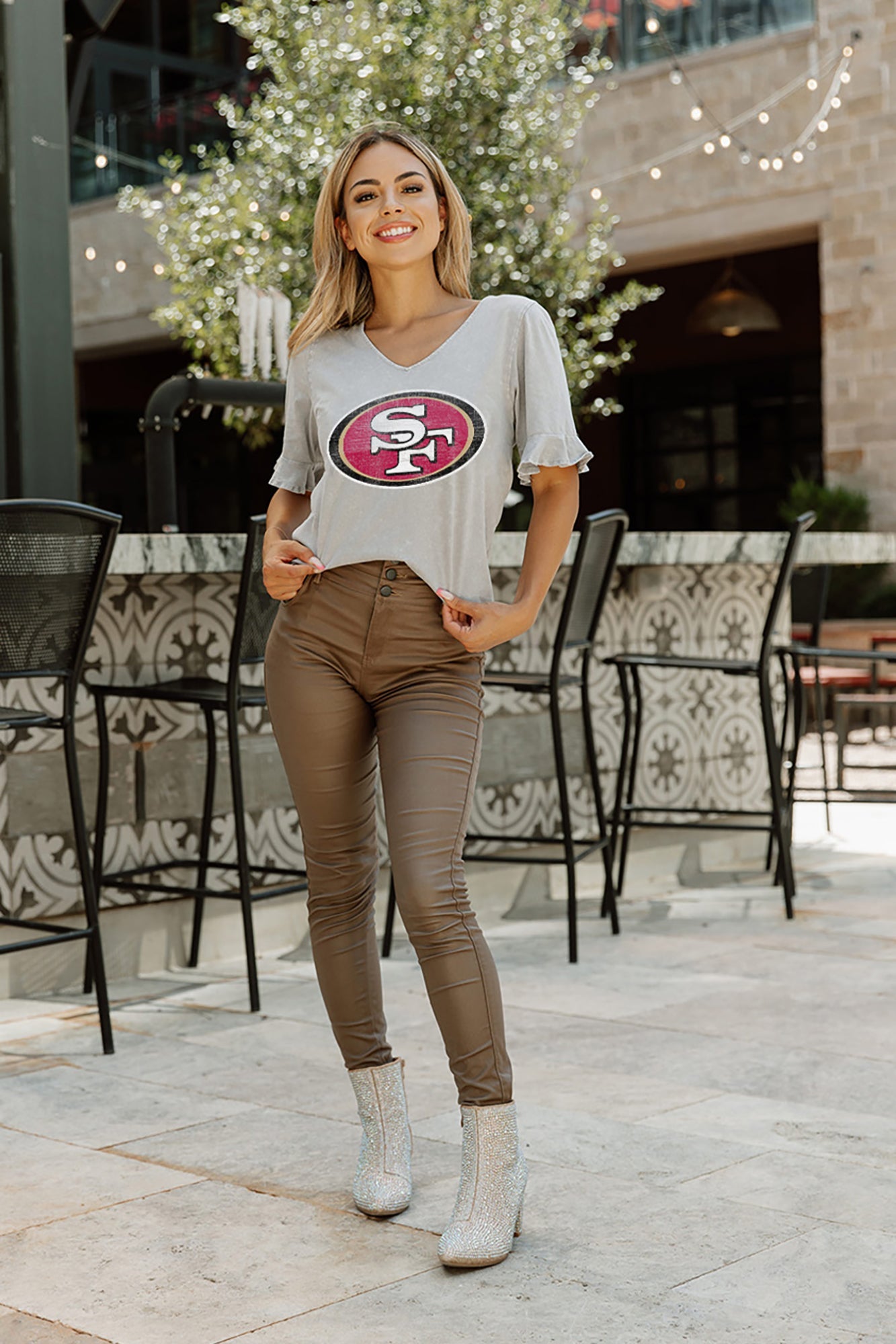 SAN FRANCISCO 49ERS VALKYRIE SHORT SLEEVE RUFFLE SLEEVE SLUB KNIT TOP