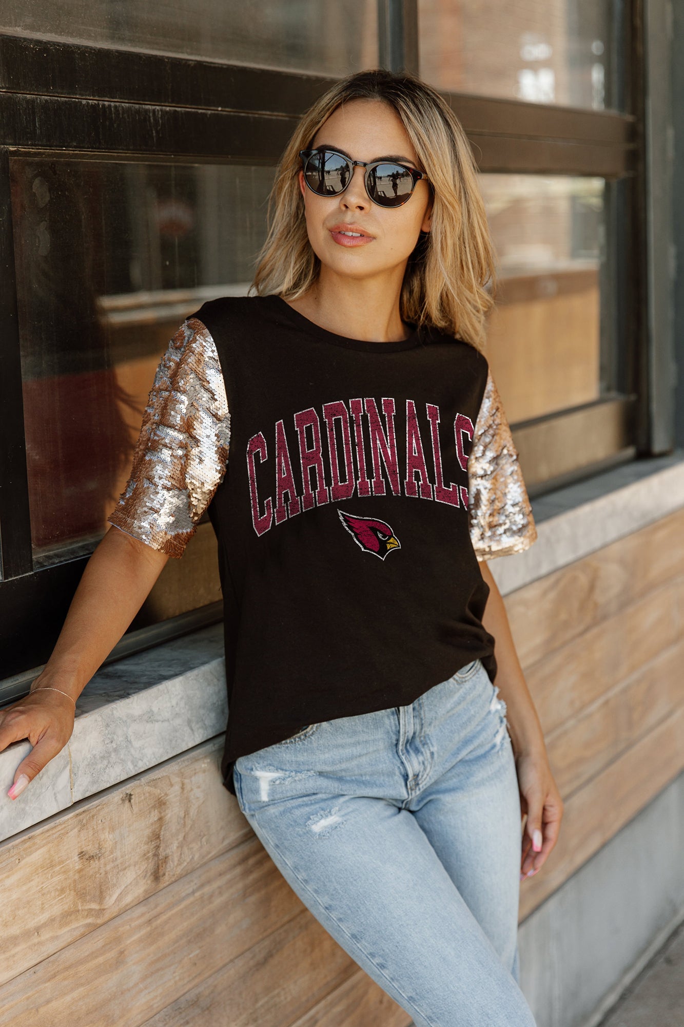 ARIZONA CARDINALS GRIDIRON GLAM SHORT SLEEVE CROP TEE WITH SPORT STRIPE  DETAIL