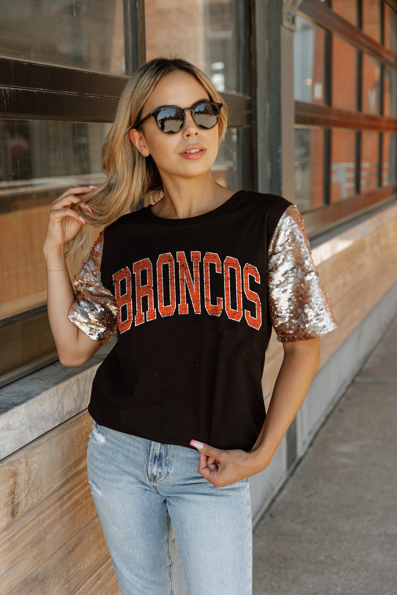 DENVER BRONCOS GL SHORT SLEEVE TOP WITH LINED FLIP-SEQUIN SLEEVE