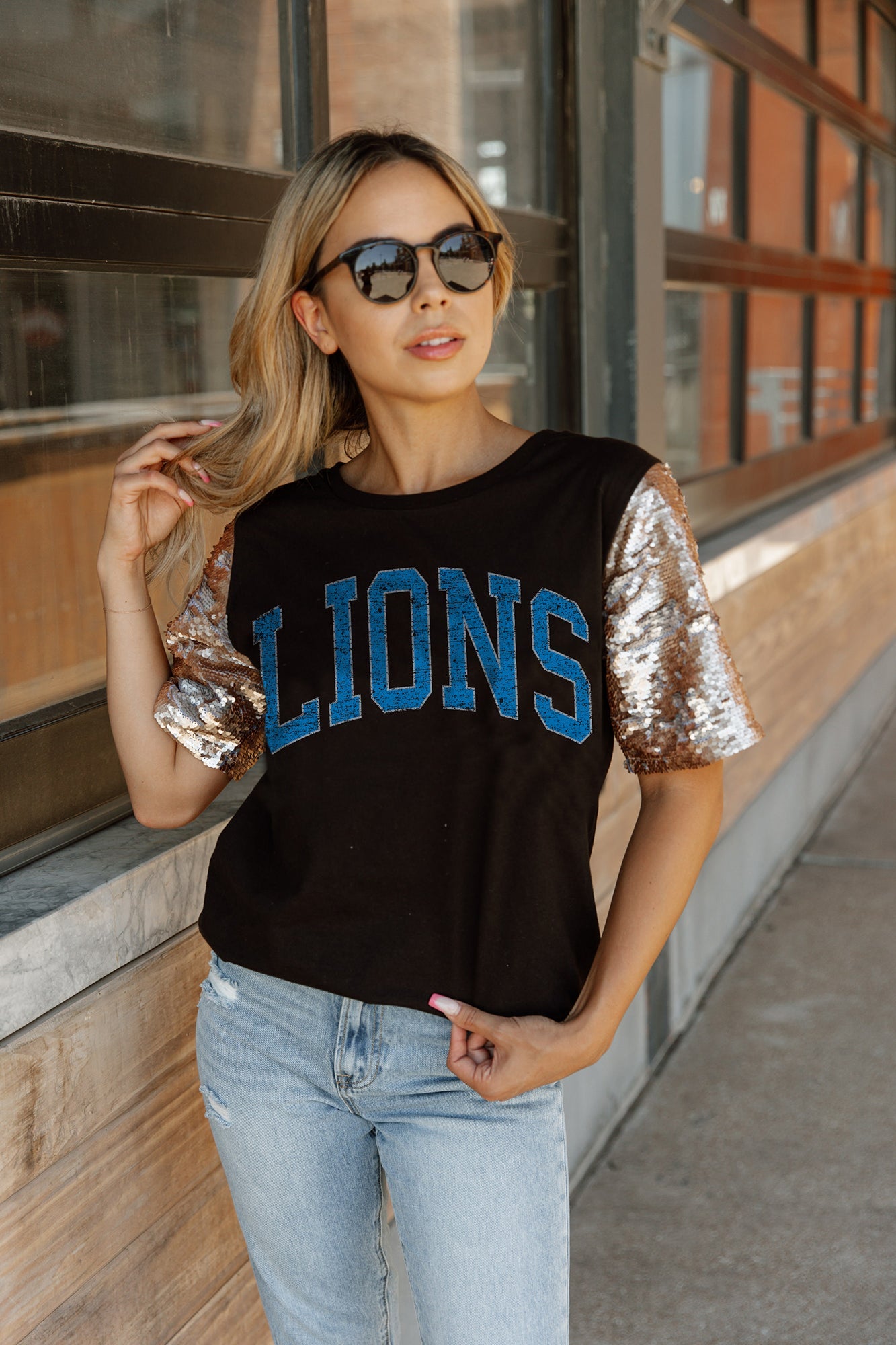 DETROIT LIONS GL SHORT SLEEVE TOP WITH LINED FLIP-SEQUIN SLEEVES