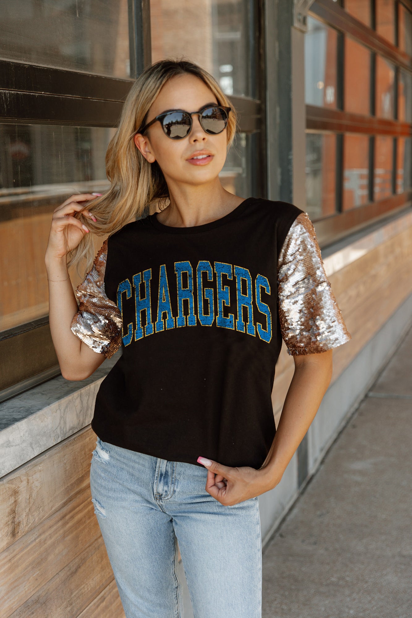 LOS ANGELES CHARGERS GRIDIRON GLAM SHORT SLEEVE CROP TEE WITH