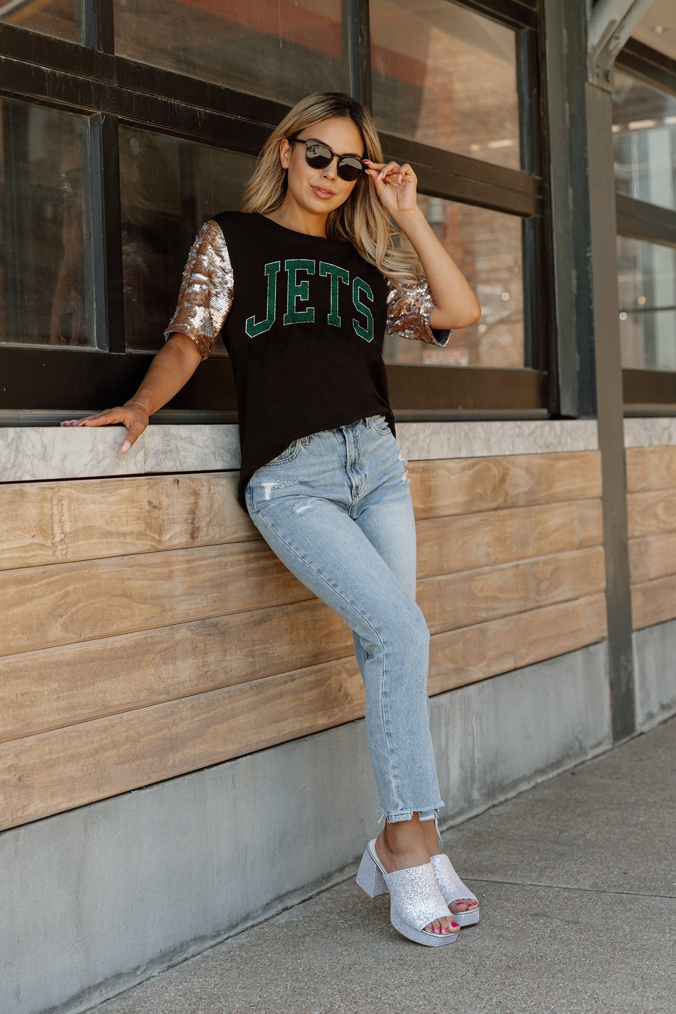 NEW YORK JETS GLADIATOR STUDDED SLEEVE DETAIL MODERATE LENGTH SHORT SLEEVE  CROPPED TEE