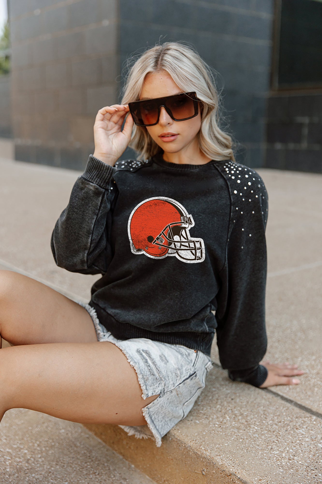 CLEVELAND BROWNS GLADIATOR STUDDED SLEEVE DETAIL MODERATE LENGTH SHORT  SLEEVE CROPPED TEE