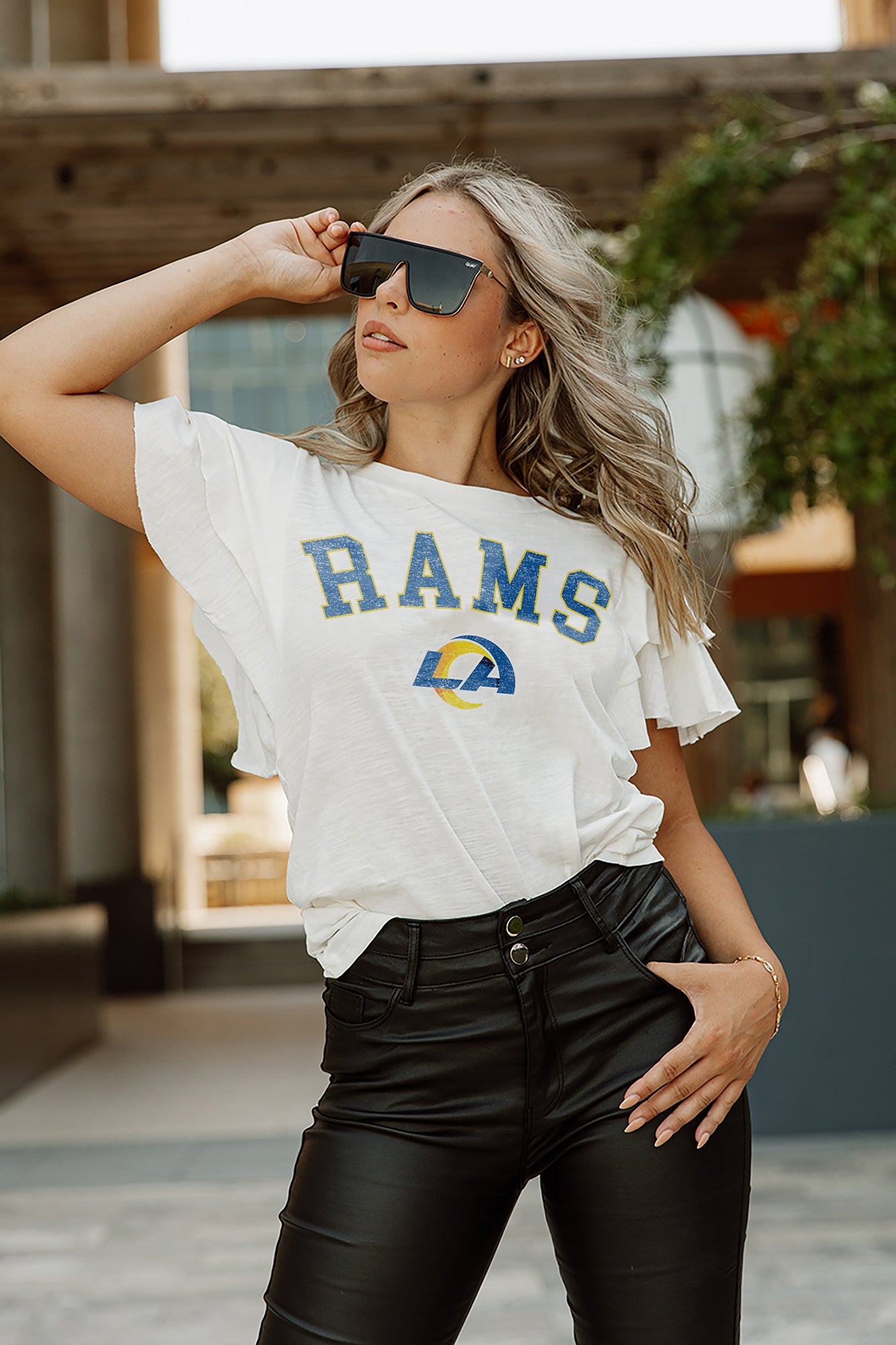 LOS ANGELES RAMS GLADIATOR STUDDED SLEEVE DETAIL MODERATE LENGTH SHORT  SLEEVE CROPPED TEE