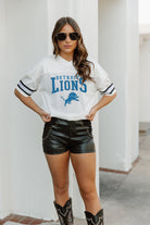 DETROIT LIONS TOP RECRUIT SPORTY V-NECK OVERSIZED SIDE SLIT SHORT SLEEVE TOP