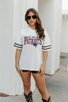 NEW ENGLAND PATRIOTS TOP RECRUIT SPORTY V-NECK OVERSIZED SIDE SLIT SHORT SLEEVE TOP