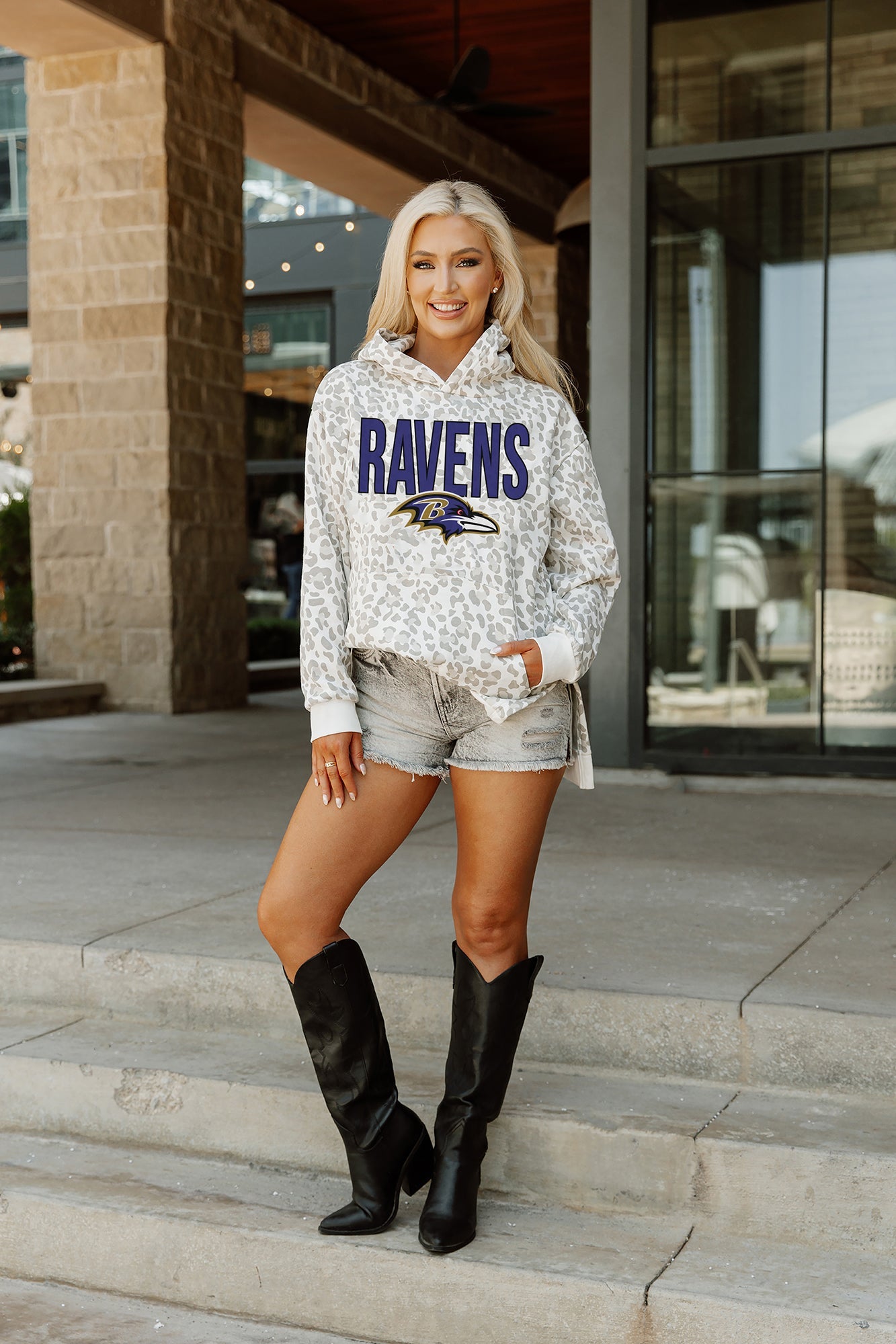 BALTIMORE RAVENS SIDELINE HOODED LEOPARD FLEECE PULLOVER WITH FRONT POCKET AND SIDE-SLIT DETAIL