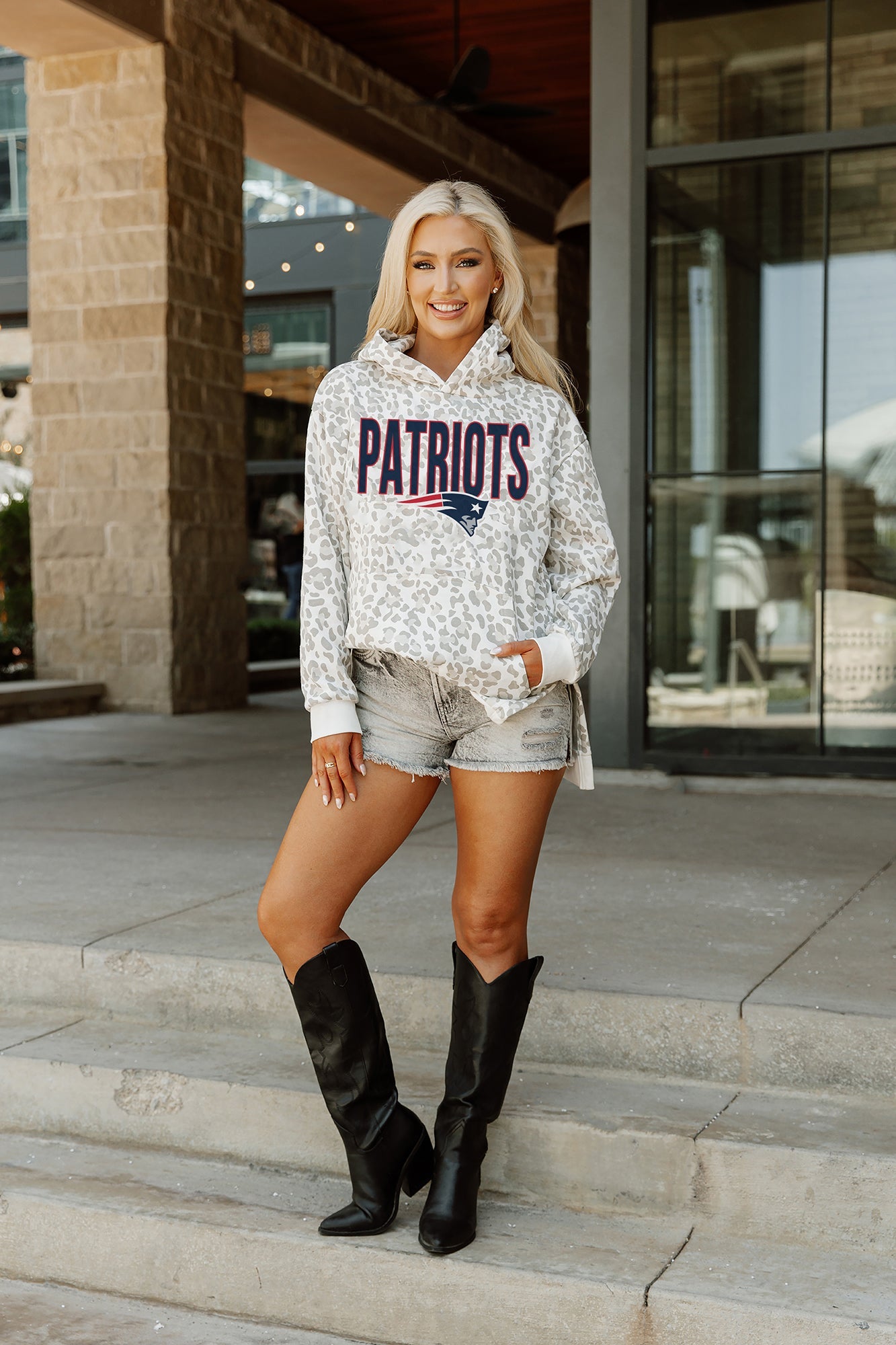 NEW ENGLAND PATRIOTS SIDELINE HOODED LEOPARD FLEECE PULLOVER WITH FRONT  POCKET AND SIDE-SLIT DETAIL