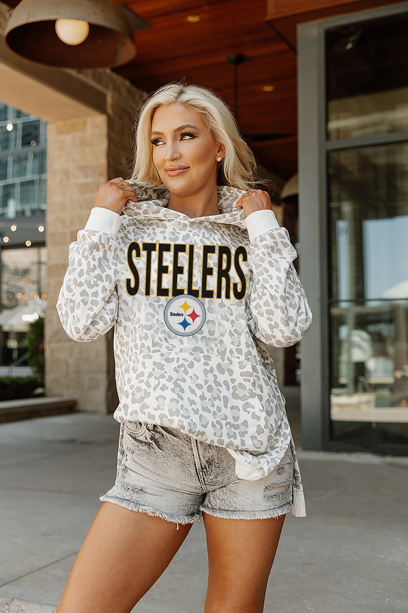 PITTSBURGH STEELERS SIDELINE HOODED LEOPARD FLEECE PULLOVER WITH FRONT POCKET AND SIDE-SLIT DETAIL