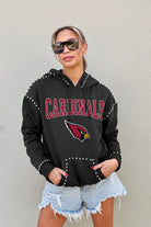 ARIZONA CARDINALS CATCH THE VIBE STUDDED DETAIL FLEECE FRONT POCKET HOODIE